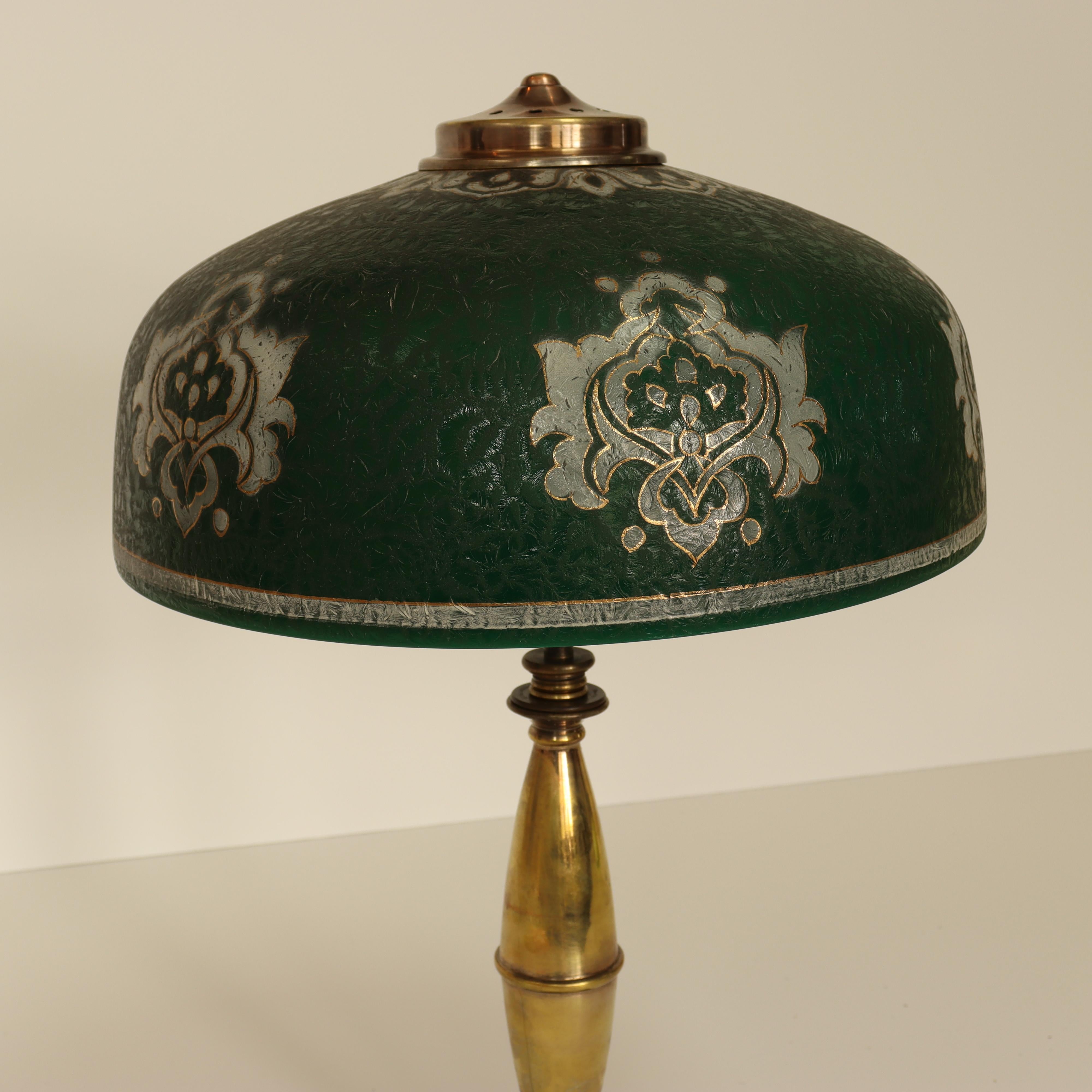 Lampe de table antique de Pittsburgh avec abat-jour en glace ébréchée verte CIRCA, circa 1920 en vente 1