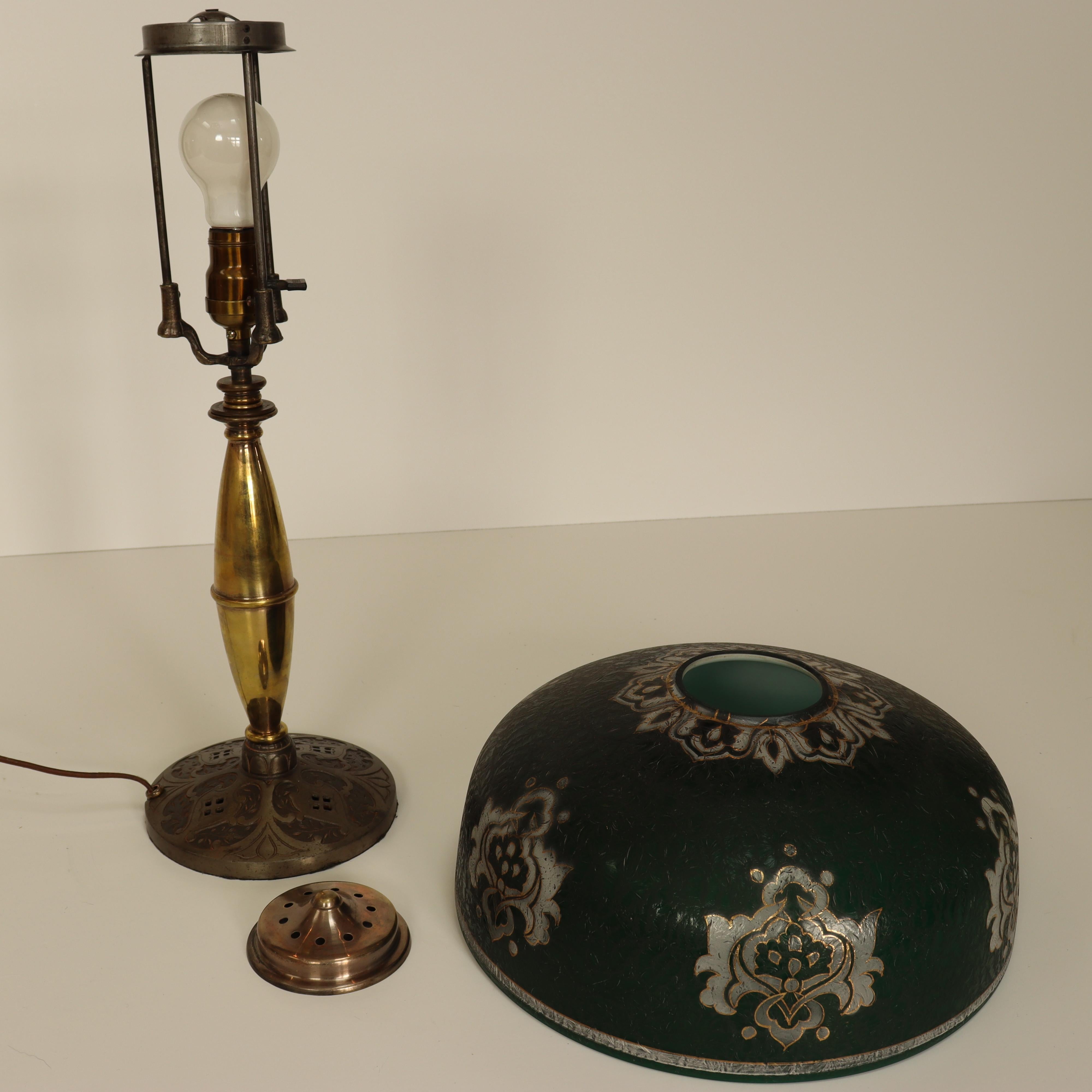 Lampe de table antique de Pittsburgh avec abat-jour en glace ébréchée verte CIRCA, circa 1920 en vente 3