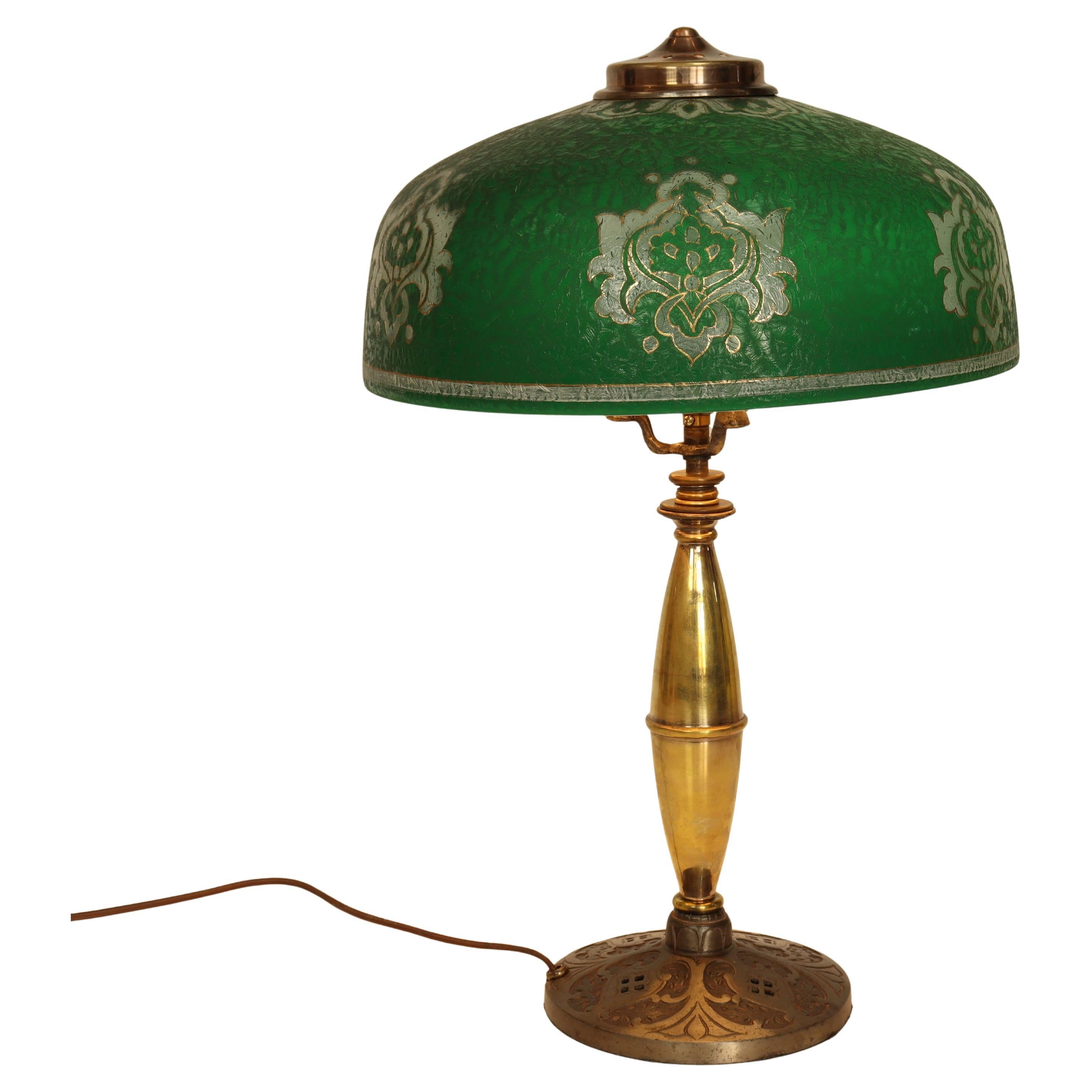 Lampe de table antique de Pittsburgh avec abat-jour en glace ébréchée verte CIRCA, circa 1920 en vente