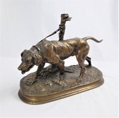 Antique P.J. Sculpture française en bronze signée Mene représentant un chien de chasse accroché à un poteau