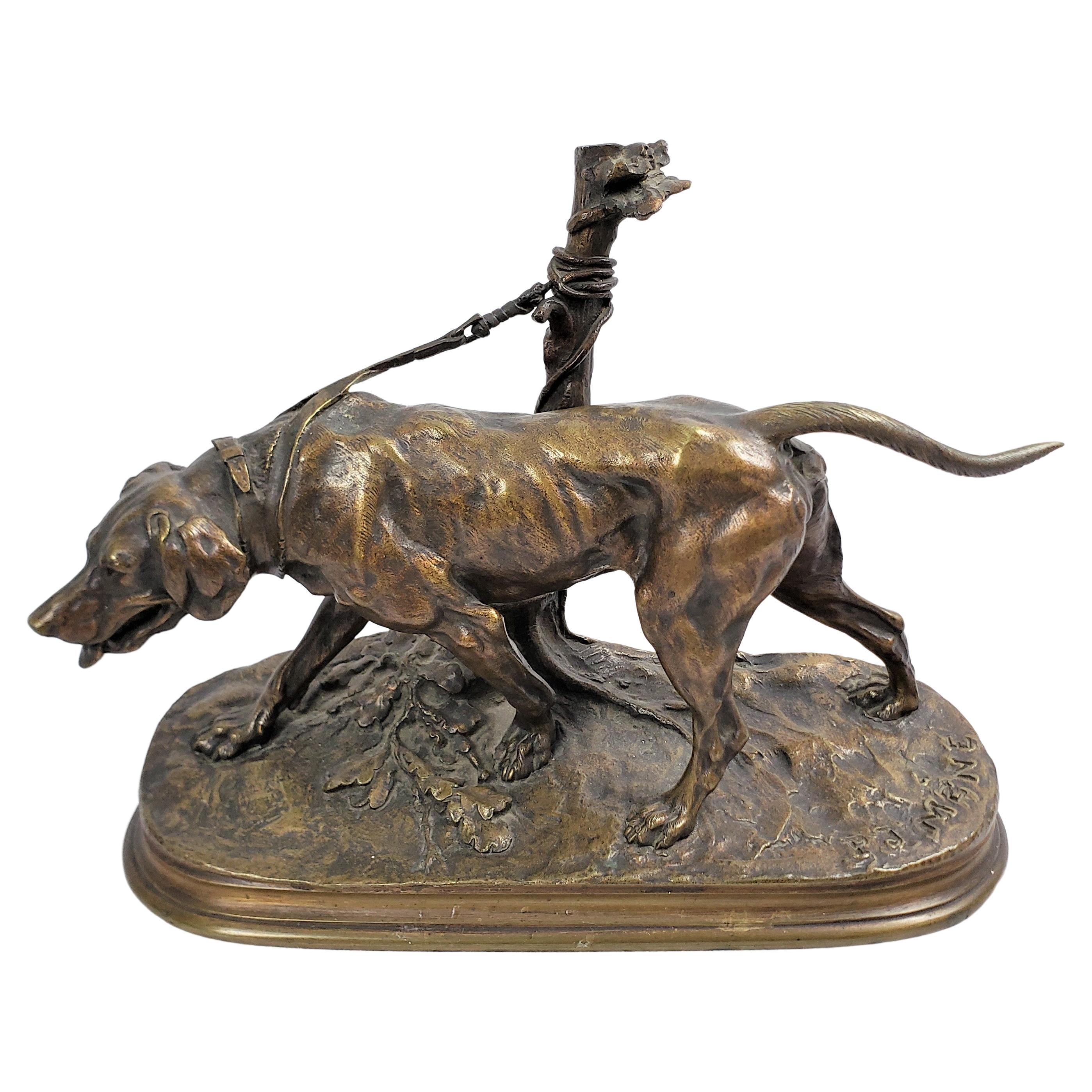 Antique P.J. Sculpture française en bronze signée Mene représentant un chien de chasse accroché à un poteau