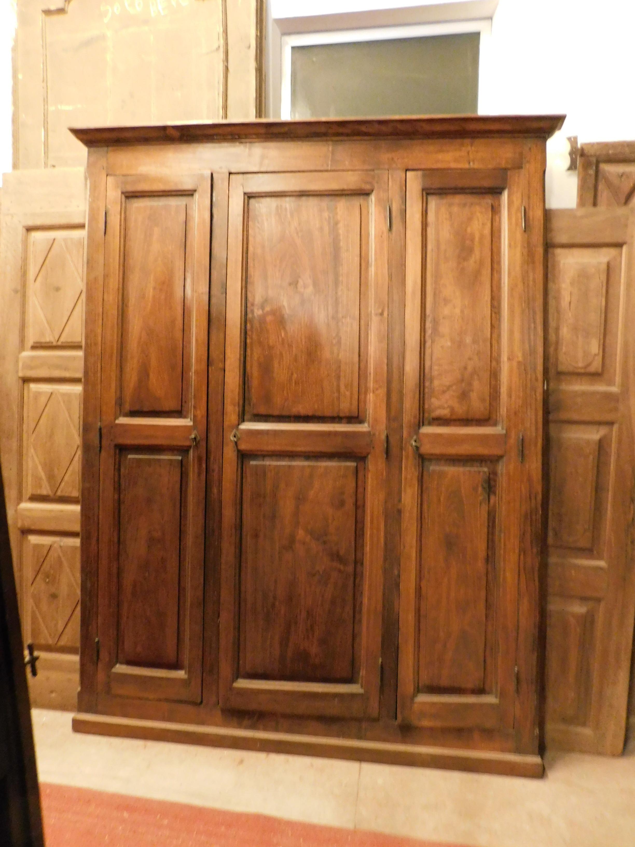 Armoire ancienne, placard, armoire encastrée, construite et sculptée à la main en bois de peuplier, avec trois portes avec cadre d'origine, construite à la main au 19ème siècle en Italie.
Idéal pour réaliser une armoire encastrée dans le mur, il
