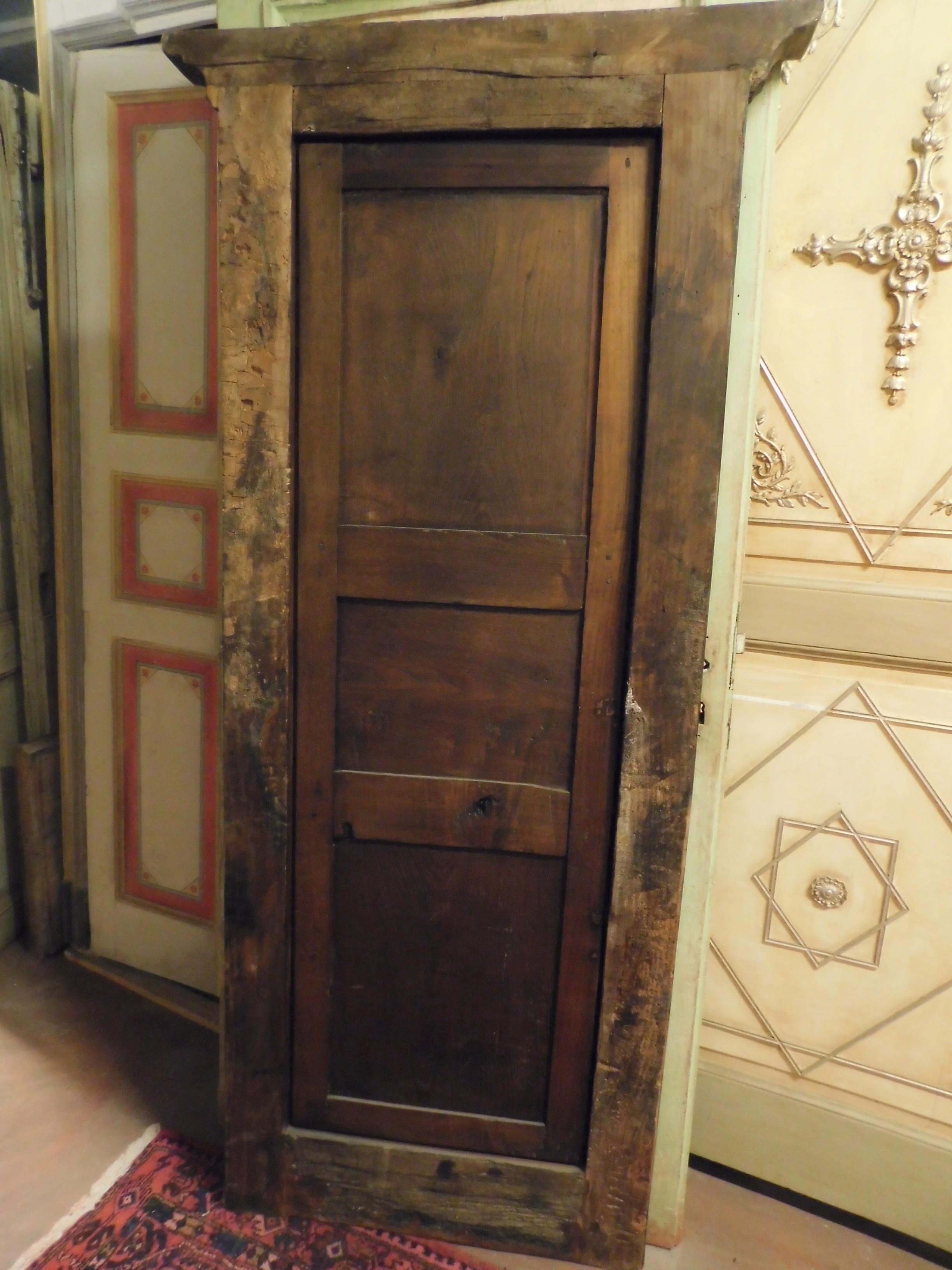 Antikes Placard, geschnitzter Wandschrank mit Diamanten, Nussbaum mit Rahmen, 1700, Italien im Angebot 3