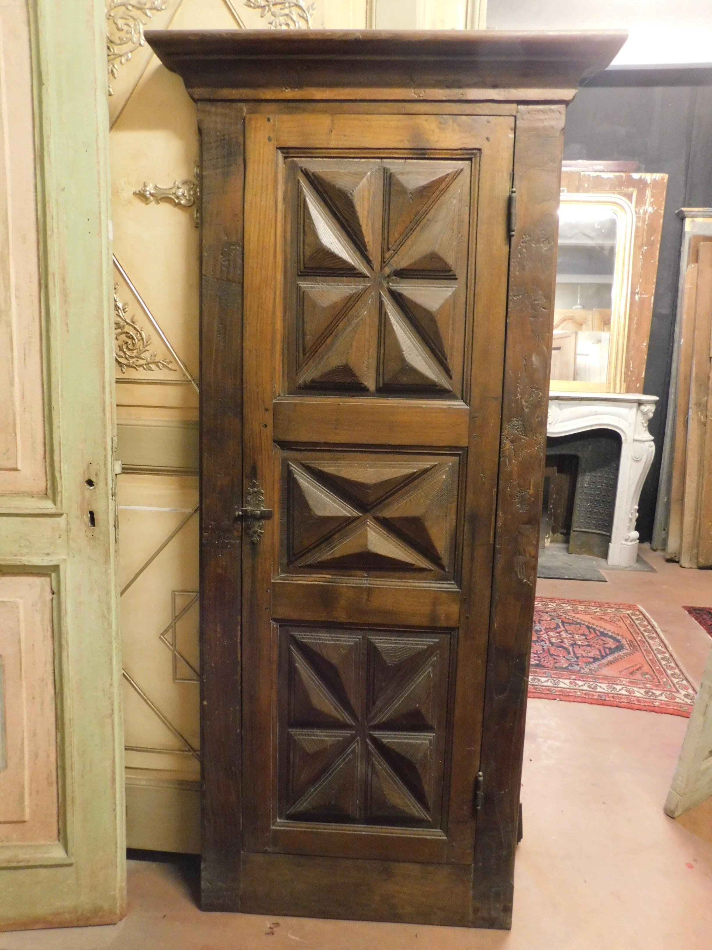 Antique placard, built-in wardrobe with hand carved diamond door, cupboard walnut luxury, hand carved by an artist in the 18th century, coming from a historic building in Italy, suitable for luxurious and prestigious kitchens or living