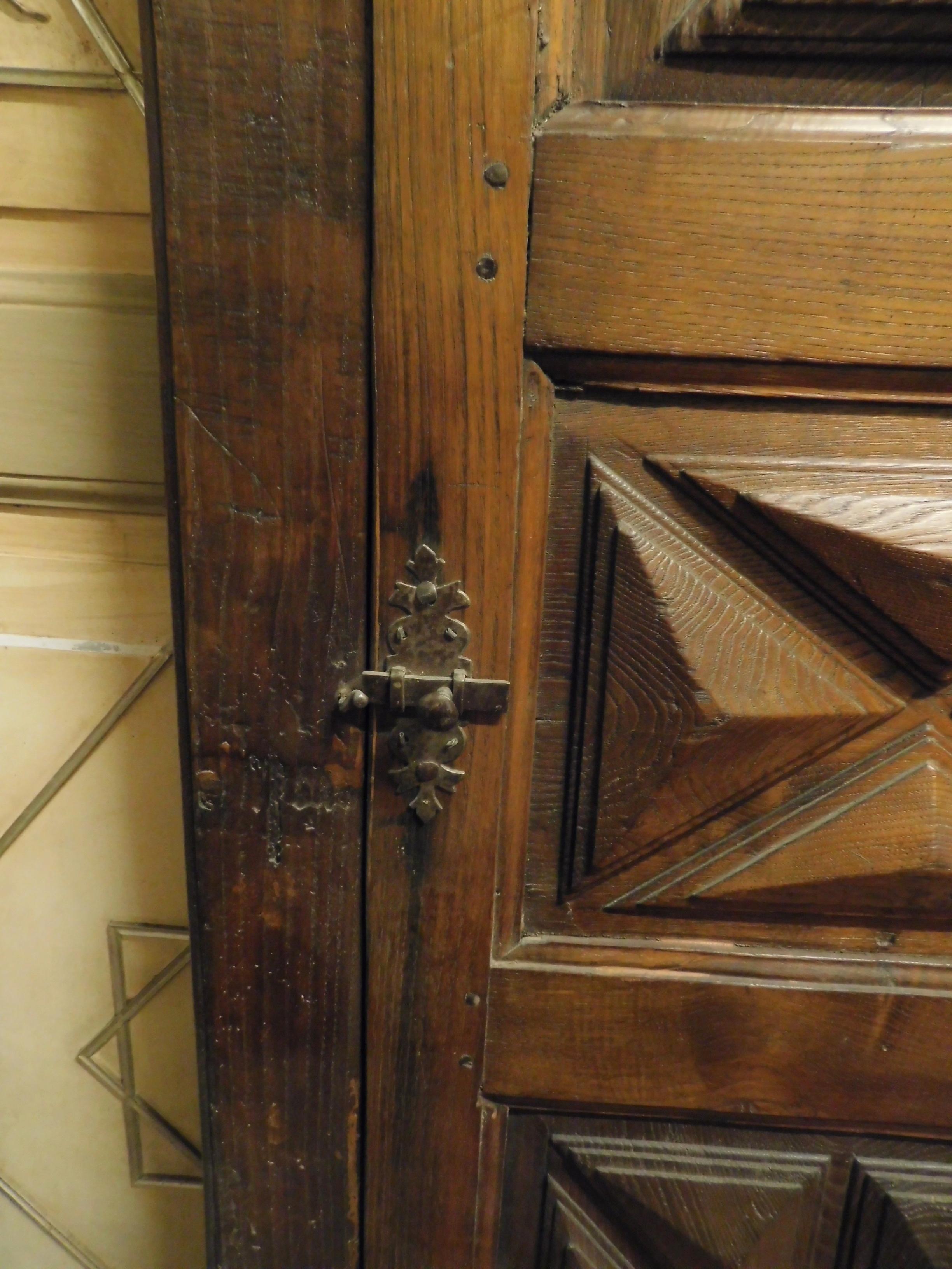Antikes Placard, geschnitzter Wandschrank mit Diamanten, Nussbaum mit Rahmen, 1700, Italien (Handgeschnitzt) im Angebot