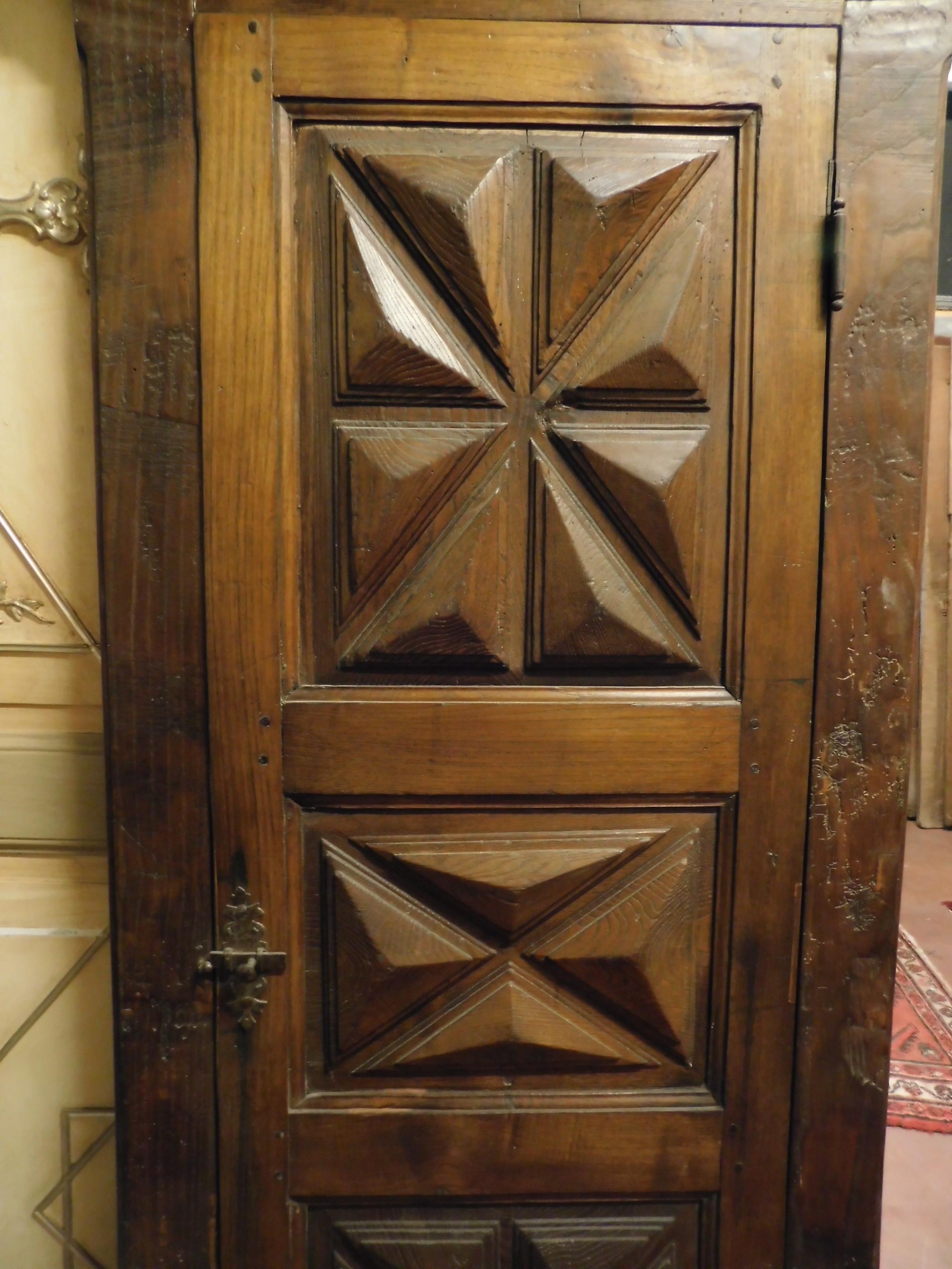 Antikes Placard, geschnitzter Wandschrank mit Diamanten, Nussbaum mit Rahmen, 1700, Italien im Angebot 1