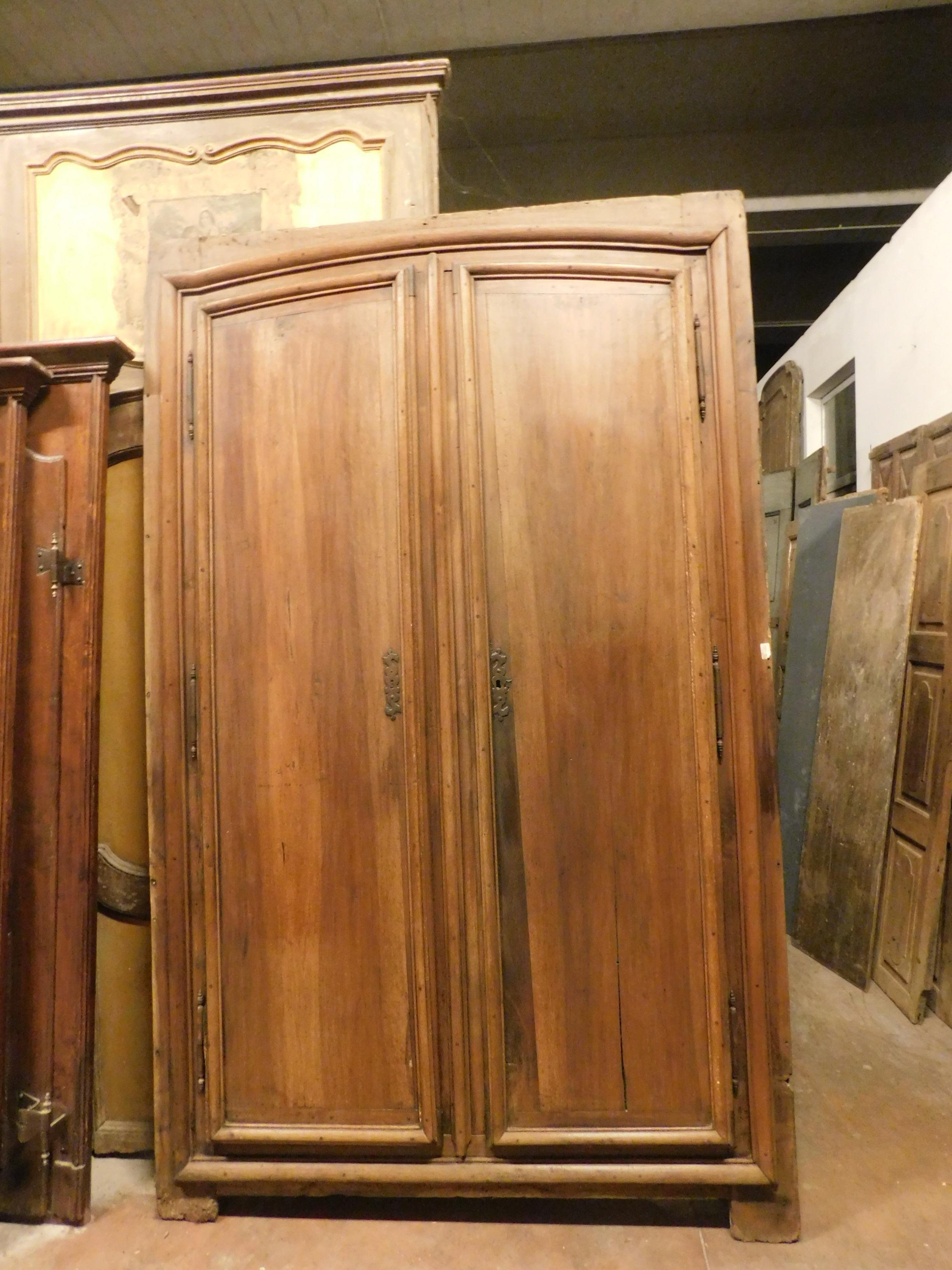 Ancient placard door or built-in wardrobe, hand carved in fine brown walnut wood, beautiful patina due to time, article of the 18th century handmade in Italy.
It is in a beautiful piece, double door used once as a built-in wardrobe, it can also be