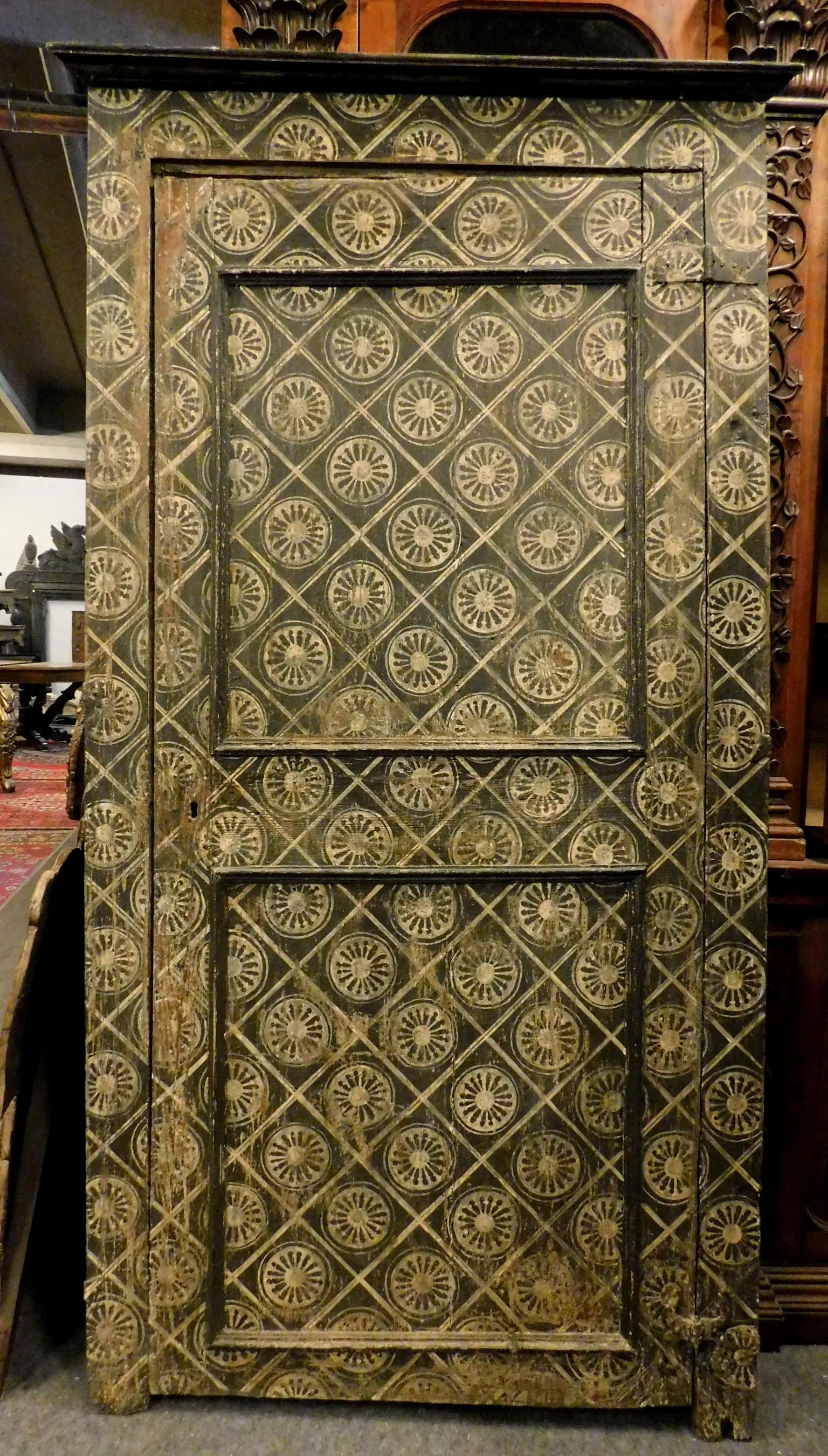 Antique placard, wall cabinet or small door, hand-lacquered with tapestry texture, built entirely by hand and lacquered in the 18th century for a palace in Frirenze, Italy.
It was born as a door to a built-in wardrobe hidden in a tapestry with the