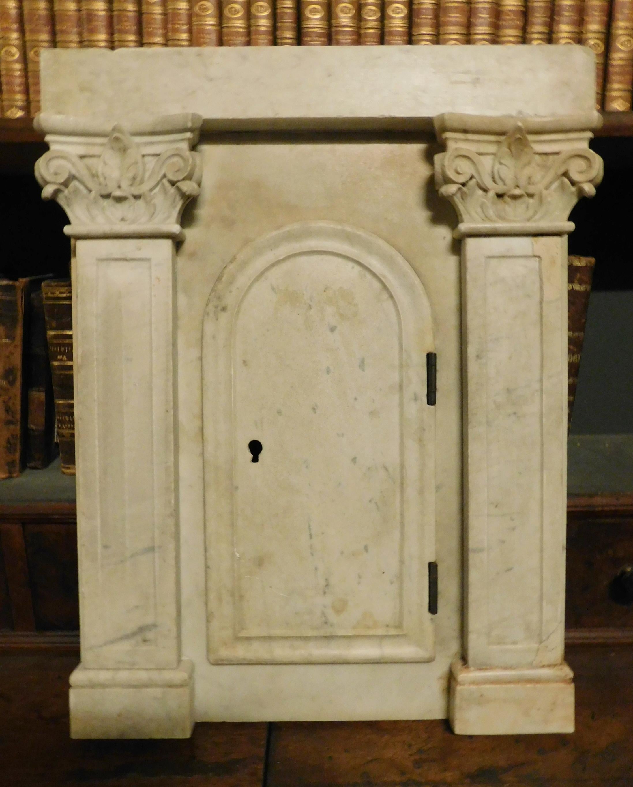 Placards anciens, porte du tabernacle en marbre blanc de Carrare, sculptée avec une porte en arc et des colonnes avec des chapiteaux sculptés. Sculptée et réalisée à la main en Italie au XIXe siècle, pour une église, en marbre blanc précieux, la