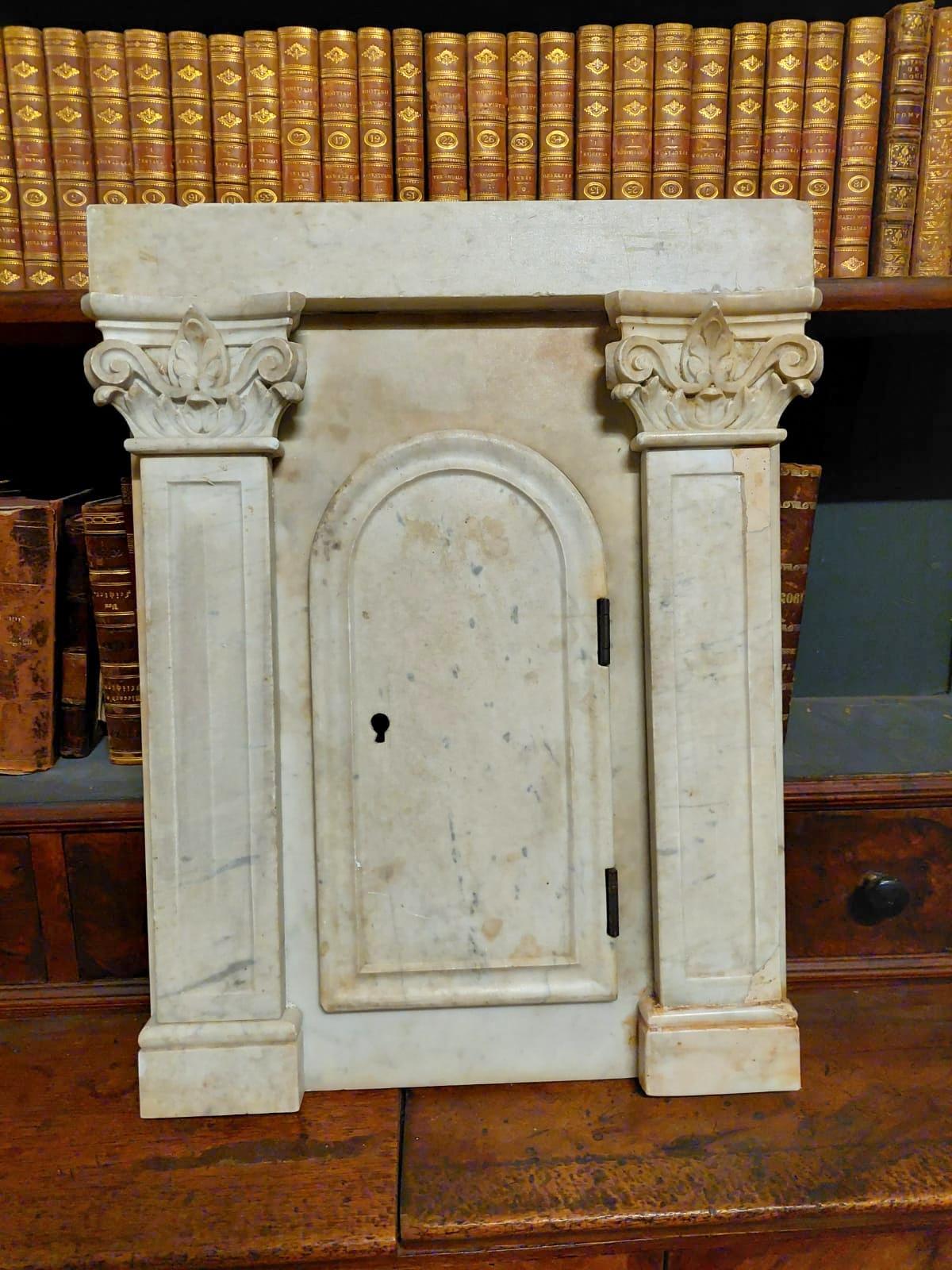 italien Placards anciens, porte de tabernacle en marbre blanc de Carrare, 19ème siècle, Italie en vente