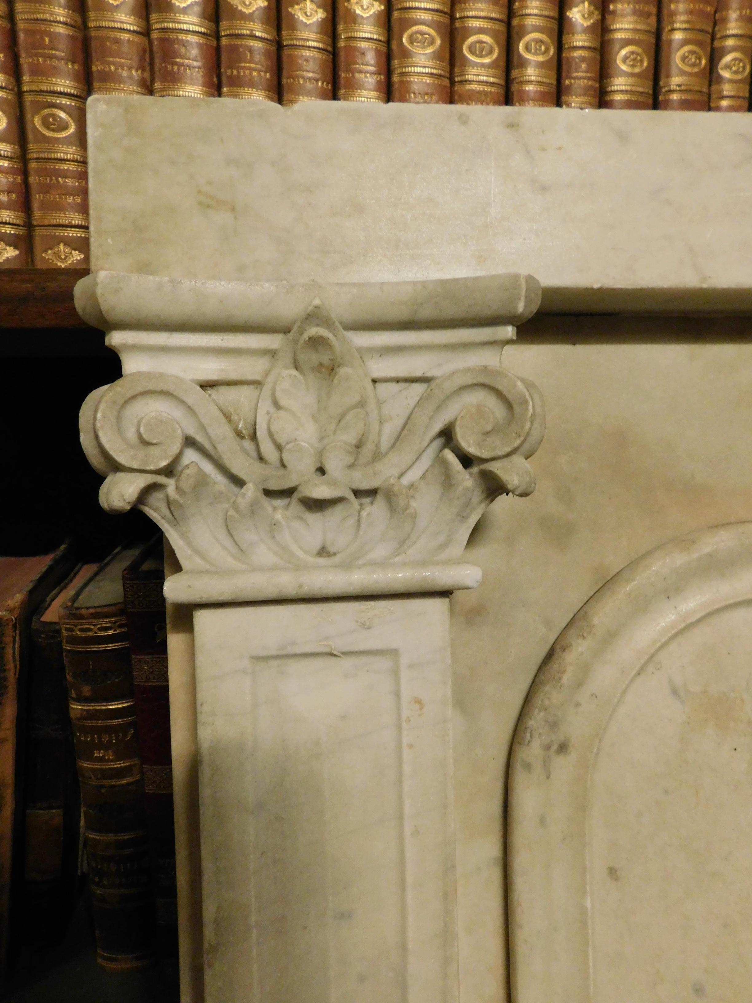Sculpté à la main Placards anciens, porte de tabernacle en marbre blanc de Carrare, 19ème siècle, Italie en vente