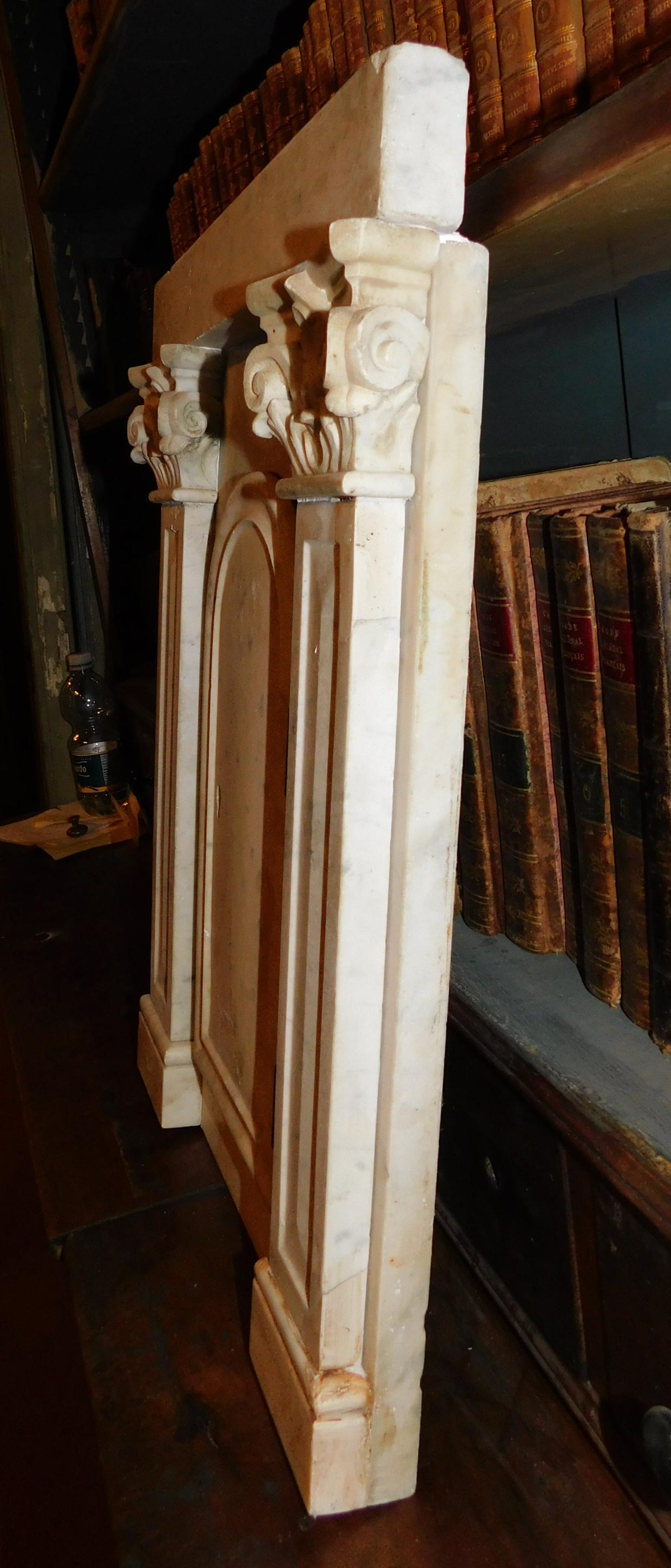 Antique Placards, Tabernacle Door in White Carrara Marble, 19th Century, Italy In Good Condition For Sale In Cuneo, Italy (CN)