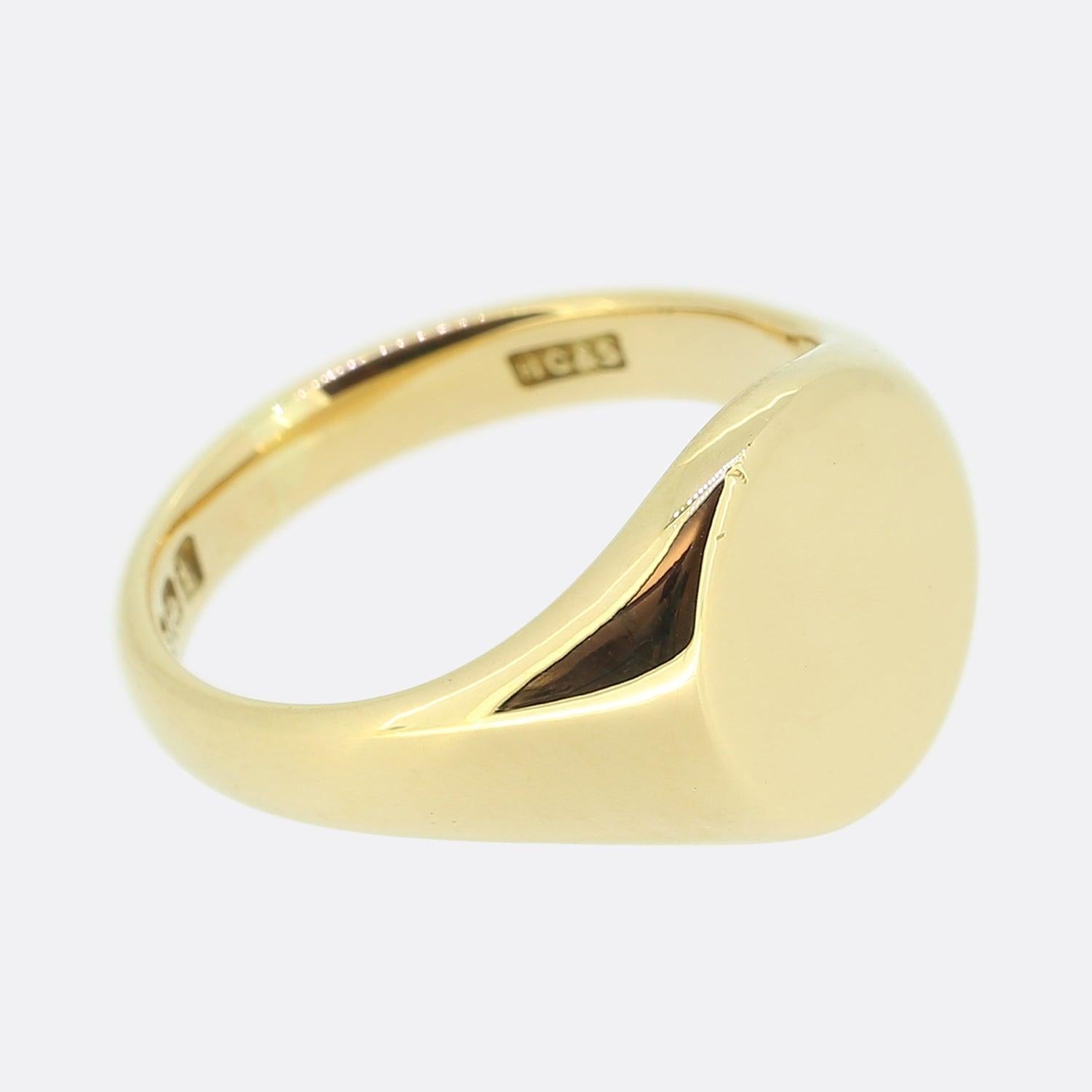 Antique Plain Oval Signet Ring In Good Condition For Sale In London, GB