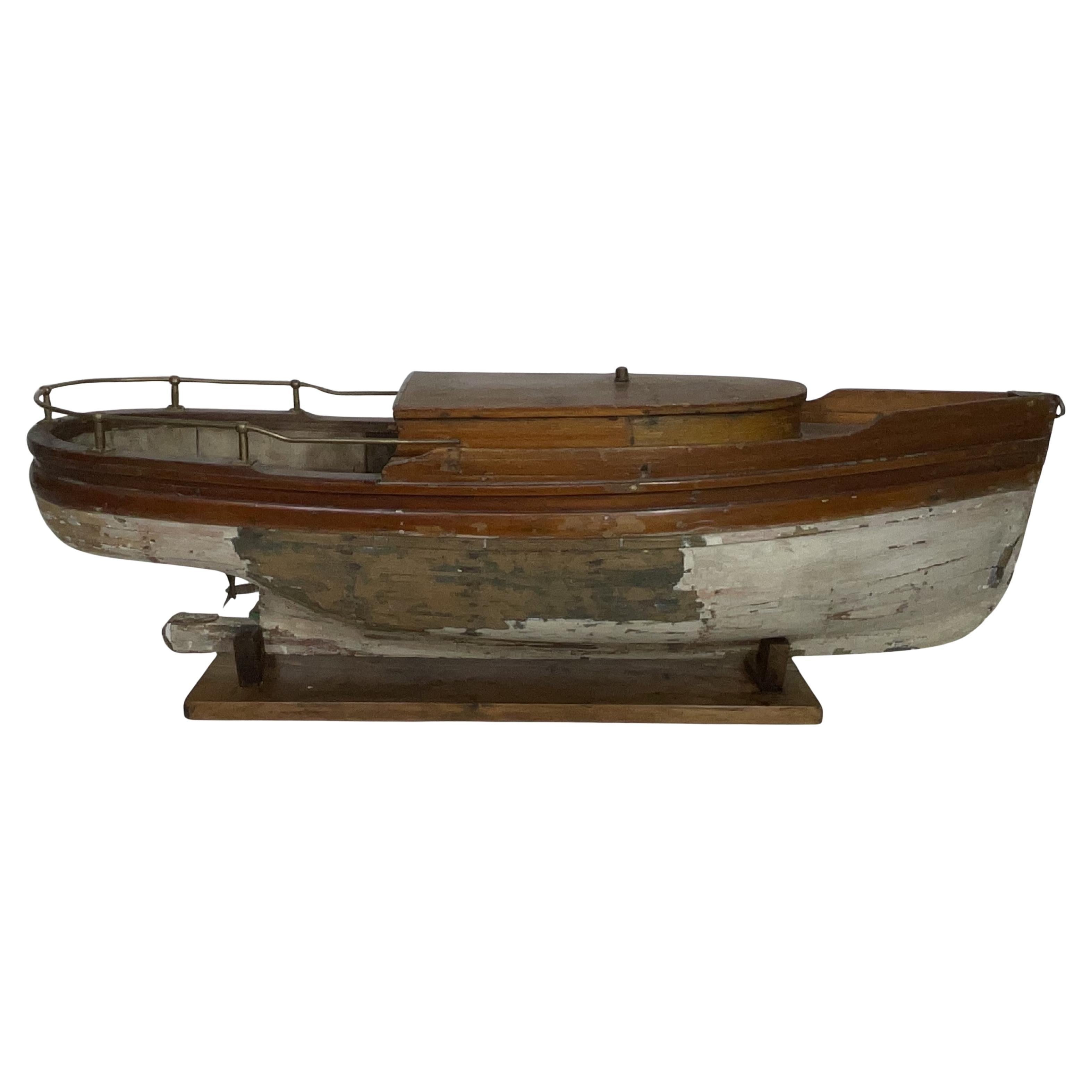 Modèle de lancement antique en planches sur châssis
