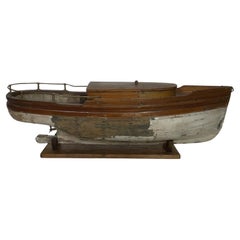 Modèle de lancement antique en planches sur châssis