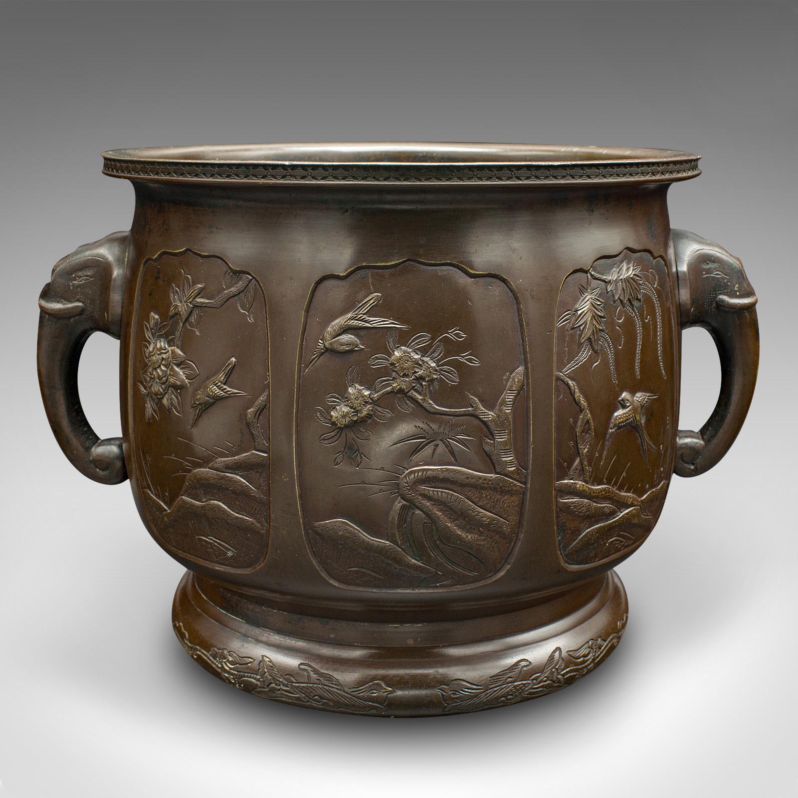 Il s'agit d'une jardinière ancienne. Jardinière décorative japonaise en bronze de style Tokugawa ou Edo, datant du milieu de la période victorienne, vers 1860.

Jardinière décorative fascinante au délicieux goût japonais
Présente une patine