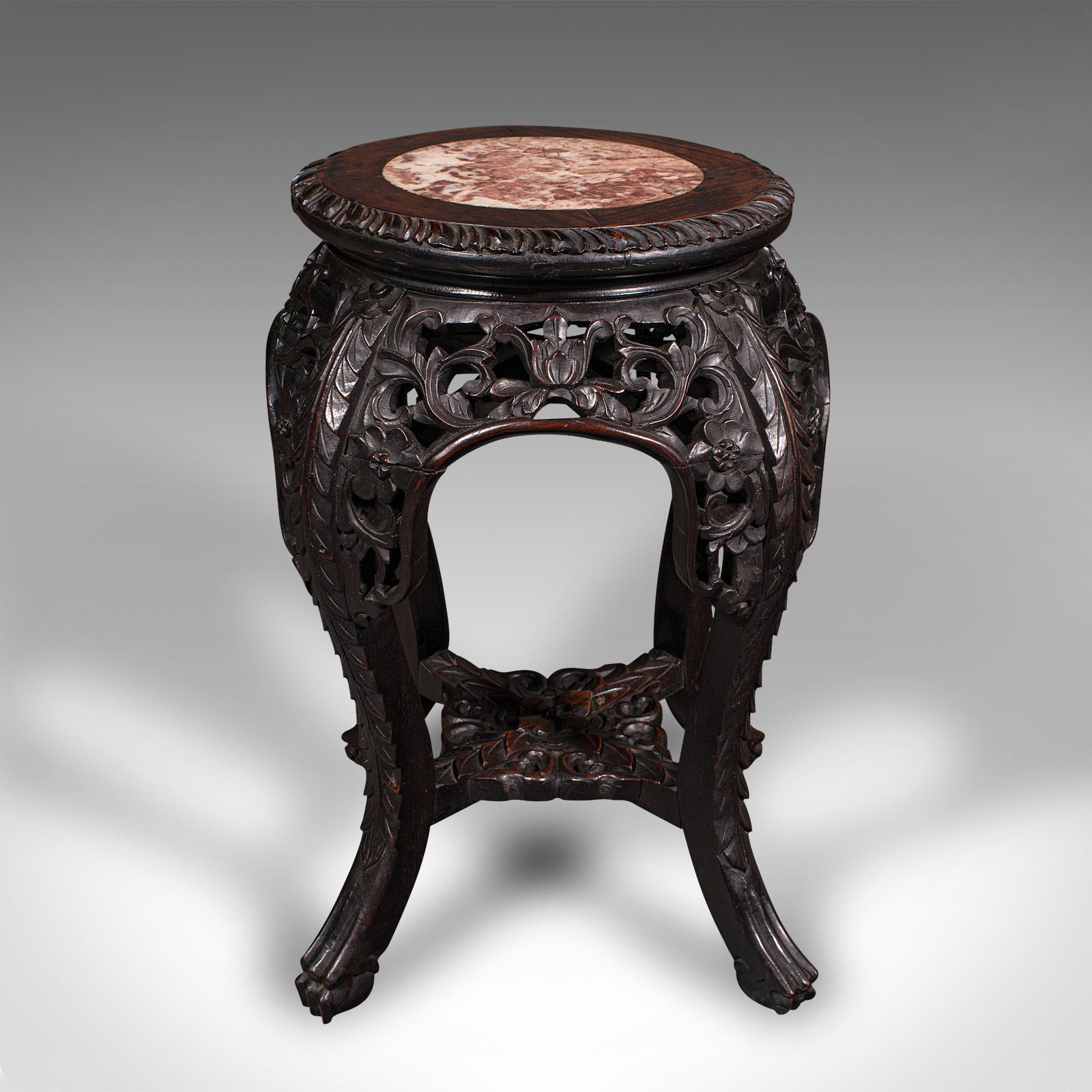 Dies ist ein antiker Pflanzentisch. Ein chinesischer Jardiniereständer oder Lampentisch aus Palisander und Marmor aus der späten viktorianischen Zeit, um 1900.

Von gedrungener Proportion und reichlich geschnitzt
Mit wünschenswerter Alterspatina und