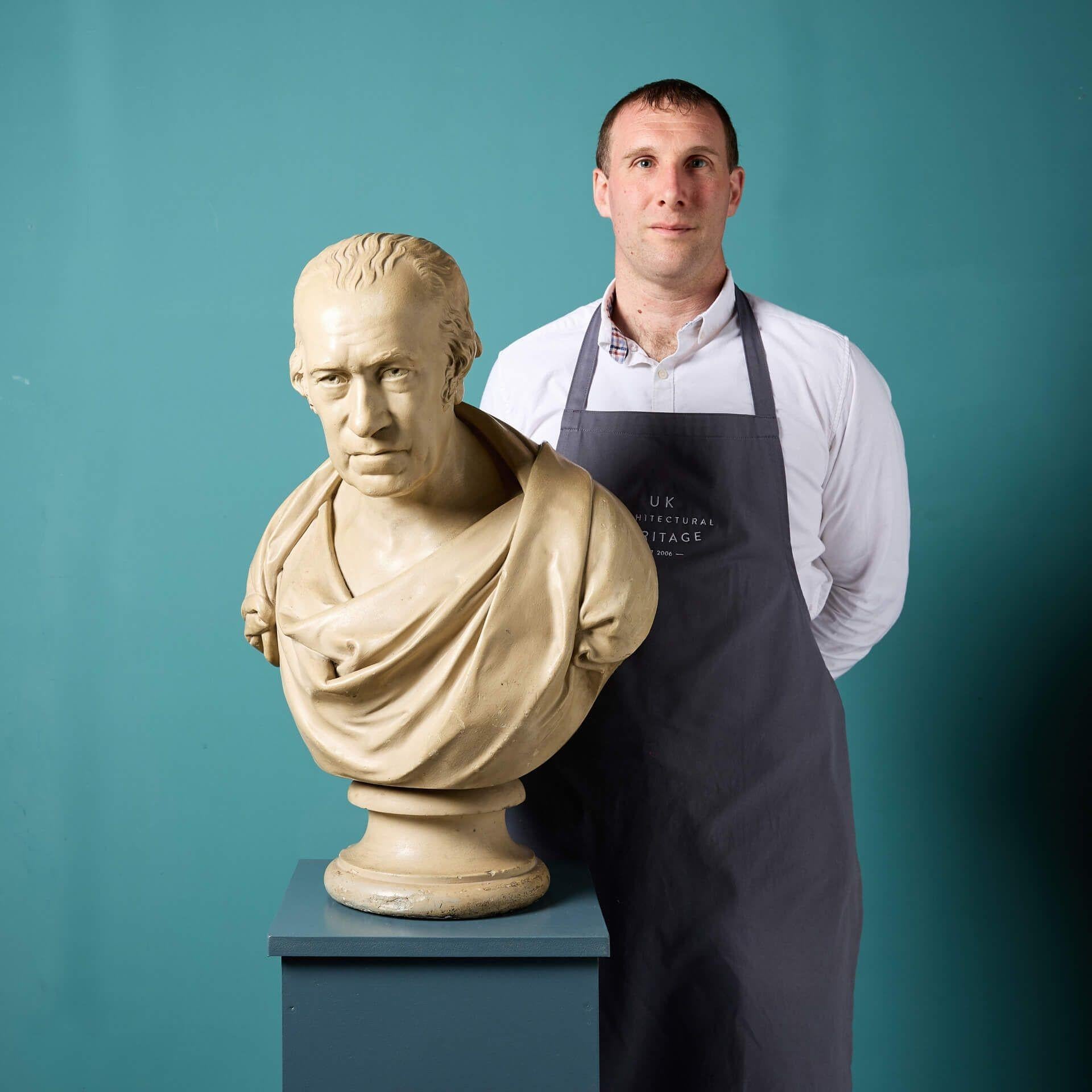 Un antico busto in gesso di James Watt nello stile di Sir Francis Chantrey (1781-1842).

Questo straordinario busto dipinto del XIX secolo raffigura l'inventore scozzese James Watt con una toga drappeggiata in stile classico su una base cilindrica