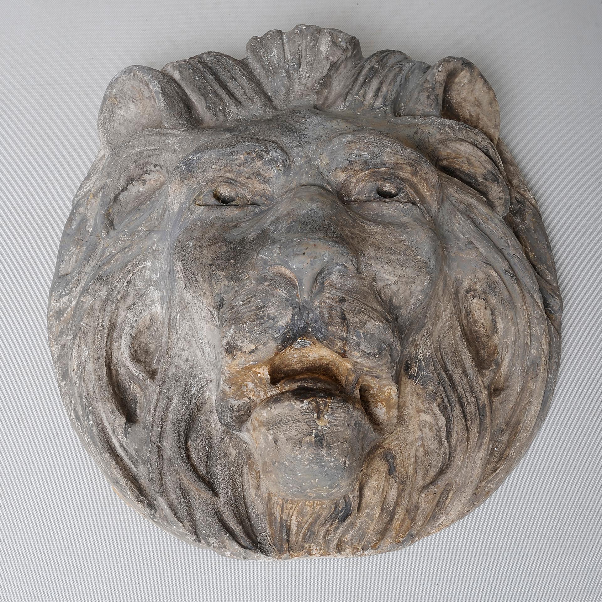 Dieser antike Löwenkopf aus Gips war jahrelang reserviert: jetzt stelle ich ihn zum Verkauf.  Ich habe keinen Springbrunnen,  nicht einmal ein Garten, der sie aufnehmen kann.  Eine wunderschöne Skulptur!