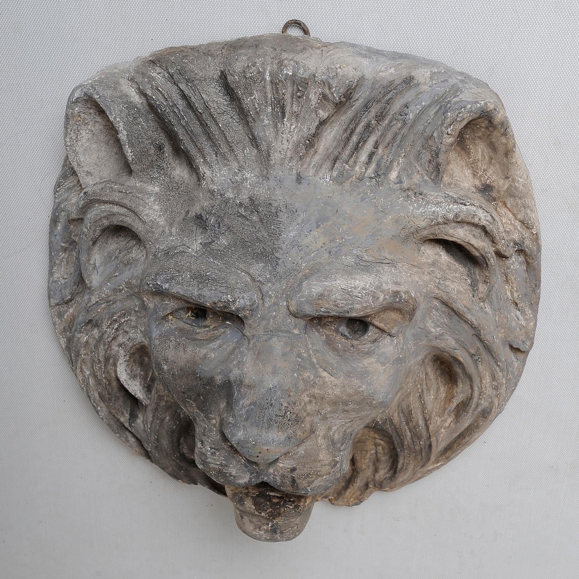 Antique Plaster Lion Head In Excellent Condition In Alessandria, Piemonte