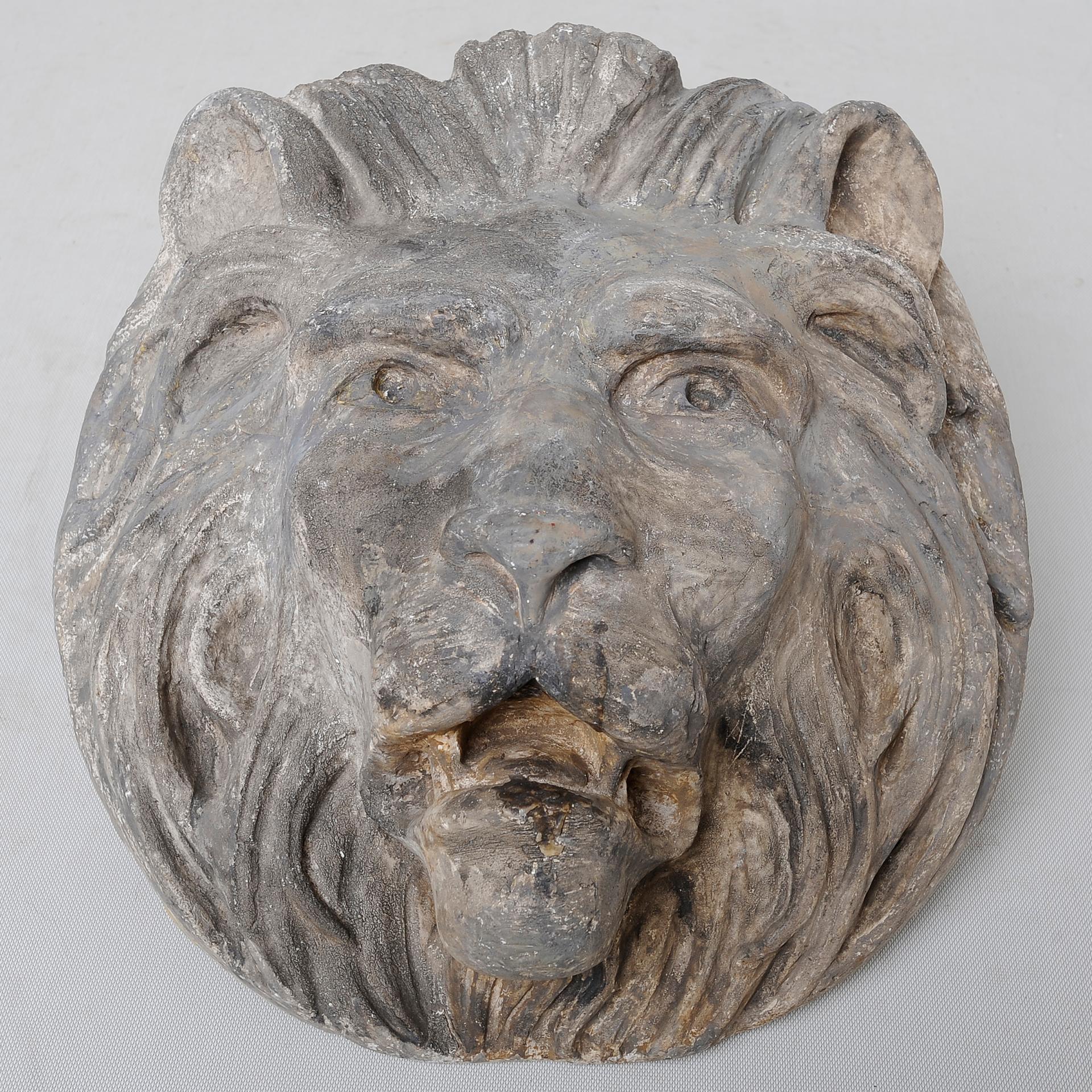 Antiker Löwenkopf aus Gips im Angebot 1