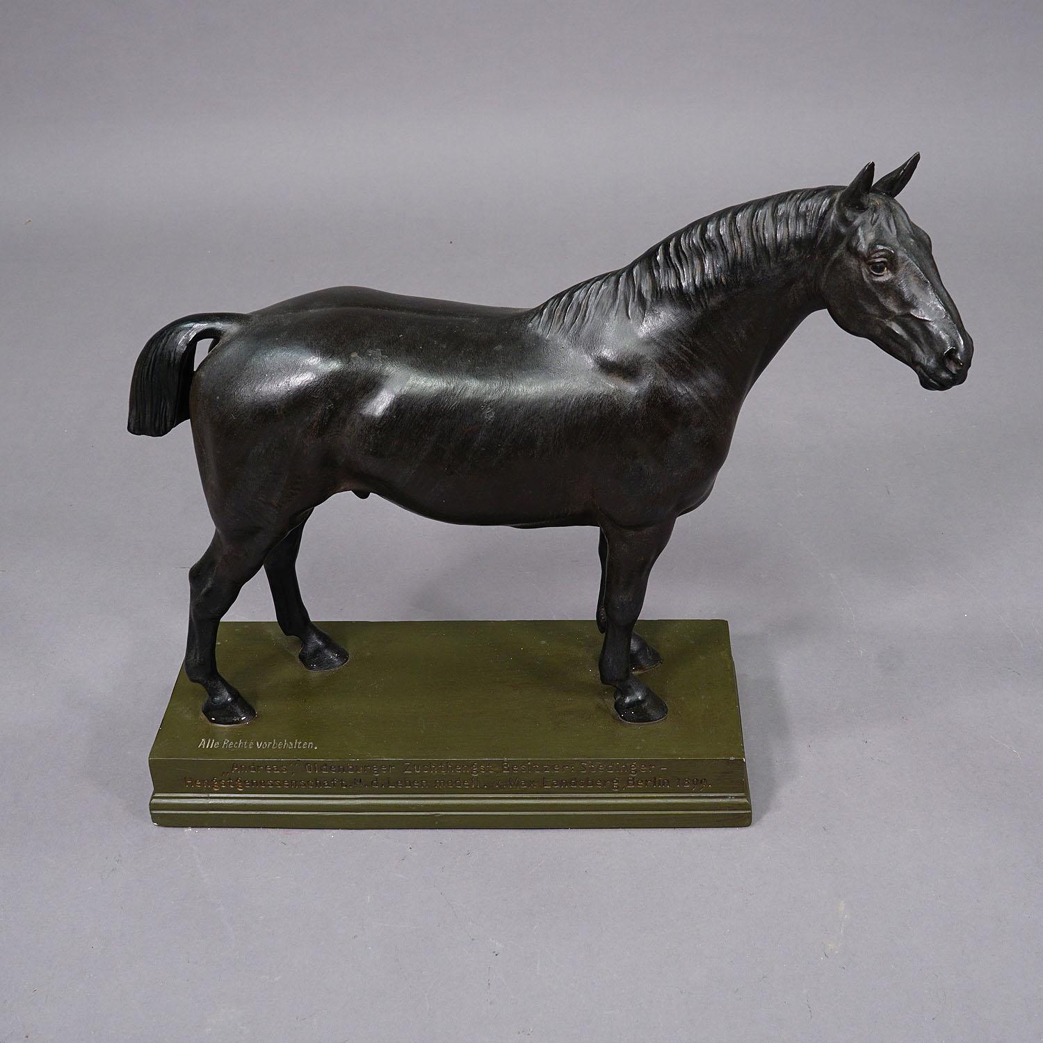Statue ancienne en plâtre d'un étalon de chasse - par Max Landsberg 1899

Statue ancienne en plâtre d'un étalon, réalisée par Max Landsberg (1850 - 1906), sculpteur allemand de Berlin. L'étalon est noir et se tient sur un piédestal vert. La