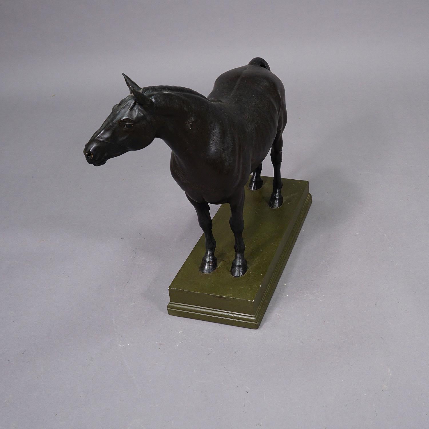 Artisanat Statue ancienne en plâtre d'un étalon de chasse - par Max Landsberg 1899 en vente