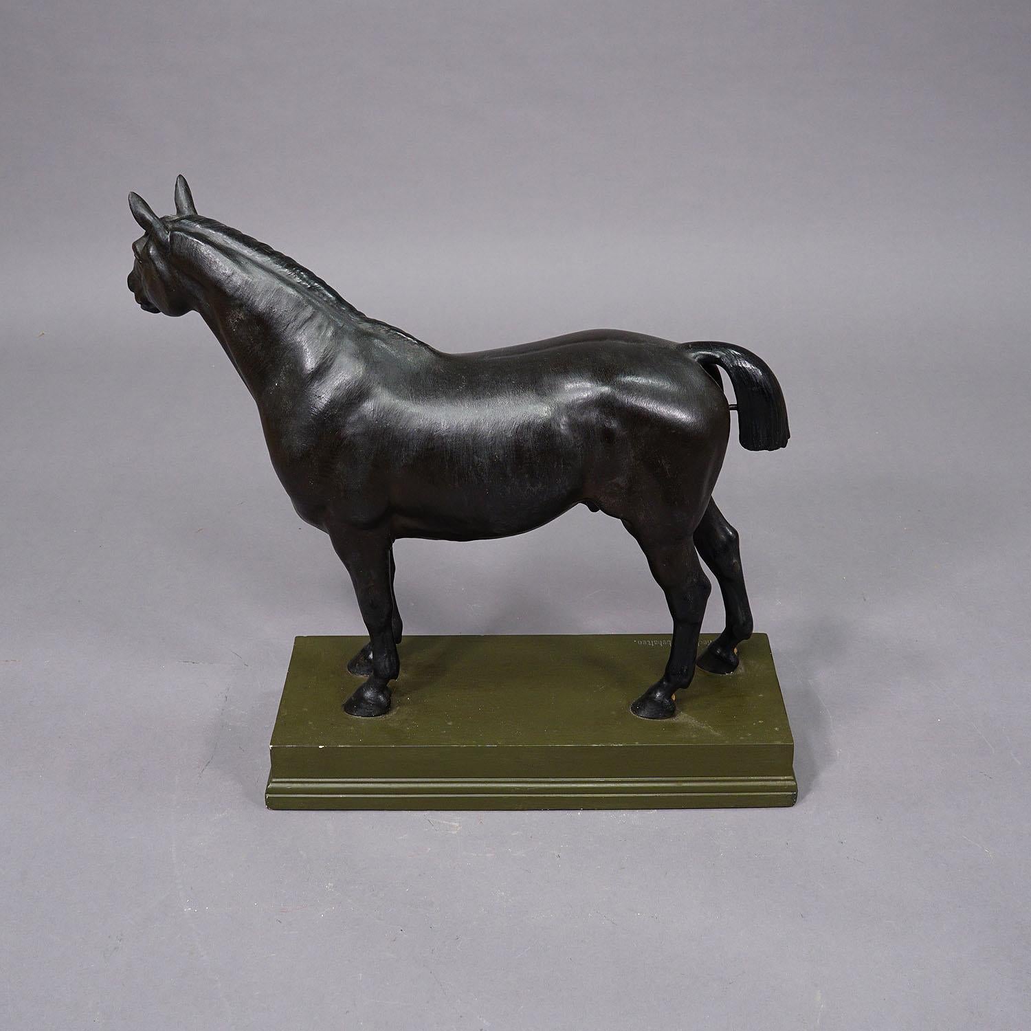Allemand Statue ancienne en plâtre d'un étalon de chasse - par Max Landsberg 1899 en vente