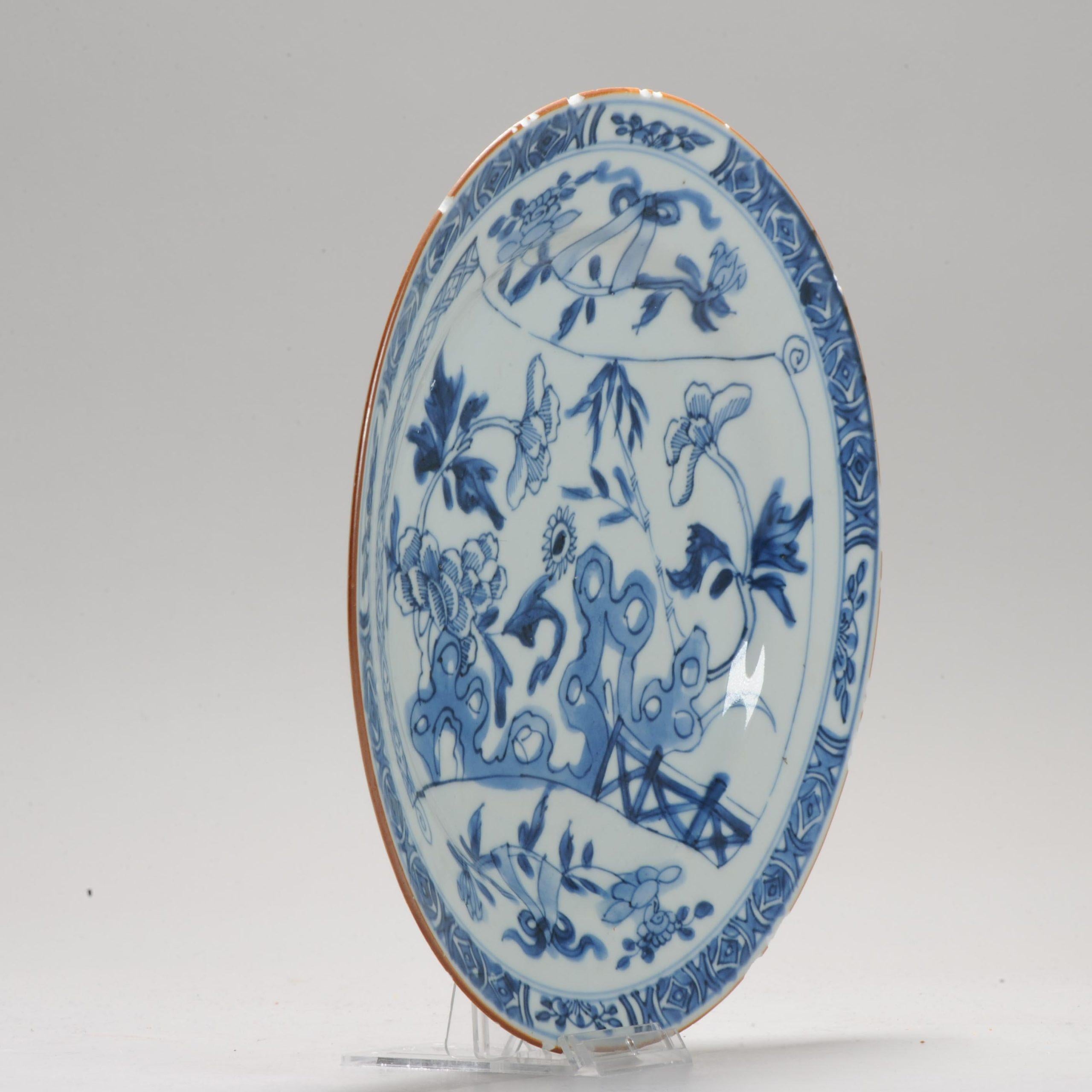 Antiker Teller 18. Jahrhundert Chinesisches Porzellan Blau und Weiß Teller Kangxi Periode.

Ein sehr schön dekorierter Teller mit Blumen.

Zusätzliche Informationen:
MATERIAL: Porzellan & Töpferei
Dekoration Typ / Farbe: Blau & Weiß
Herkunftsregion: