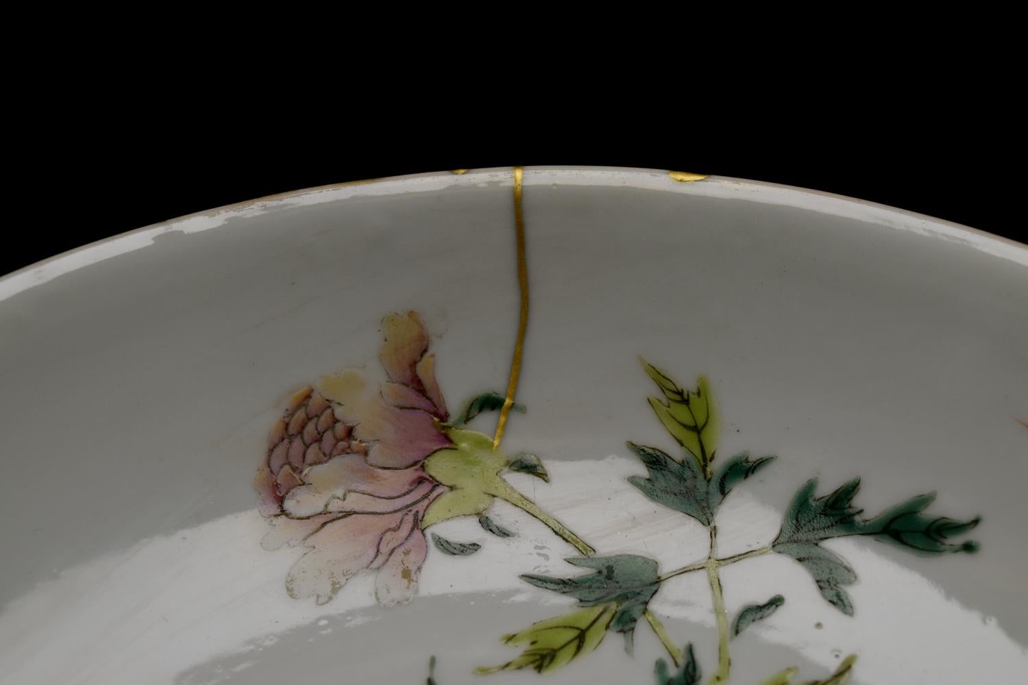 Antique plate Qianlong with floral decor and kintsugi In Excellent Condition For Sale In MEAUX, FR