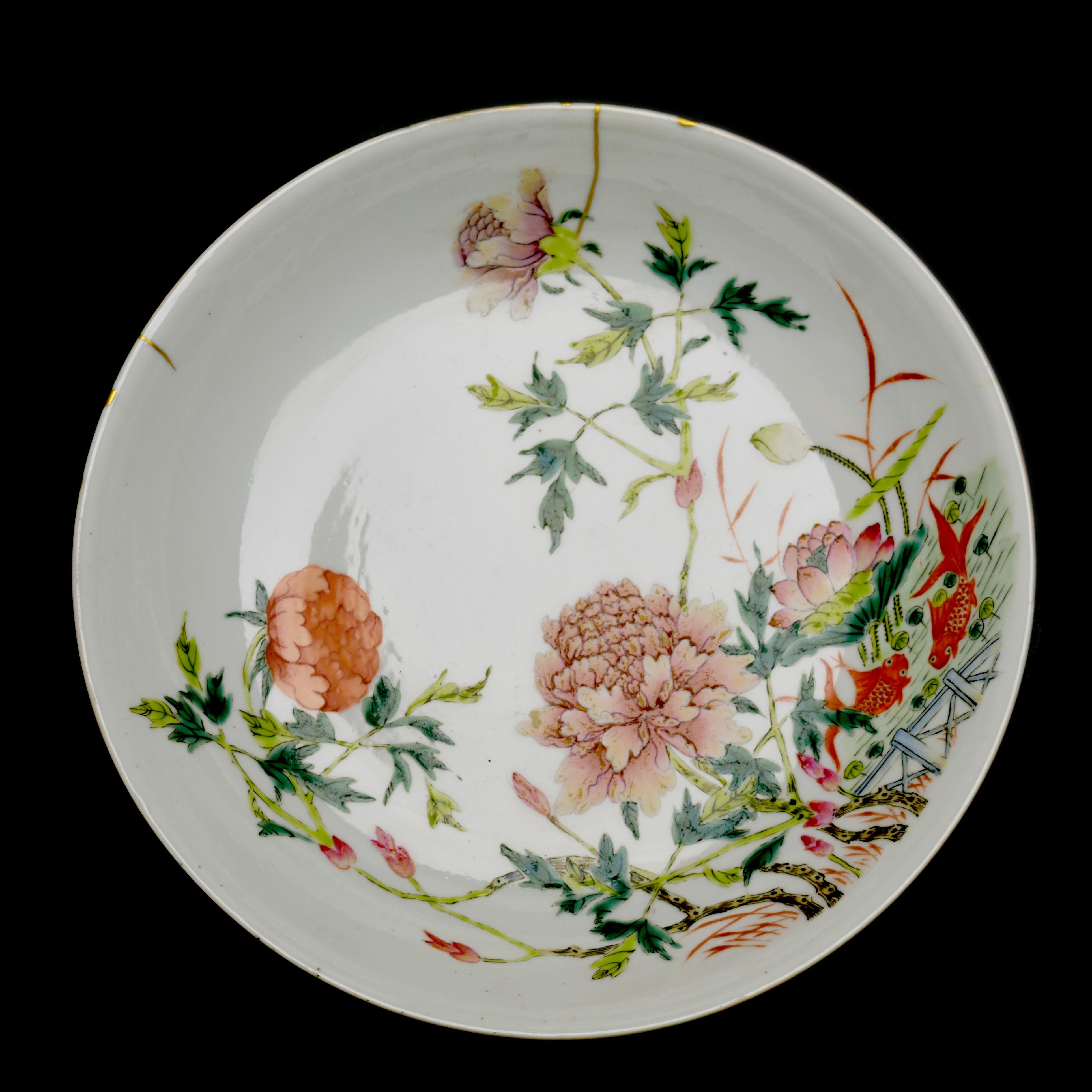 18th Century and Earlier Antique plate Qianlong with floral decor and kintsugi For Sale
