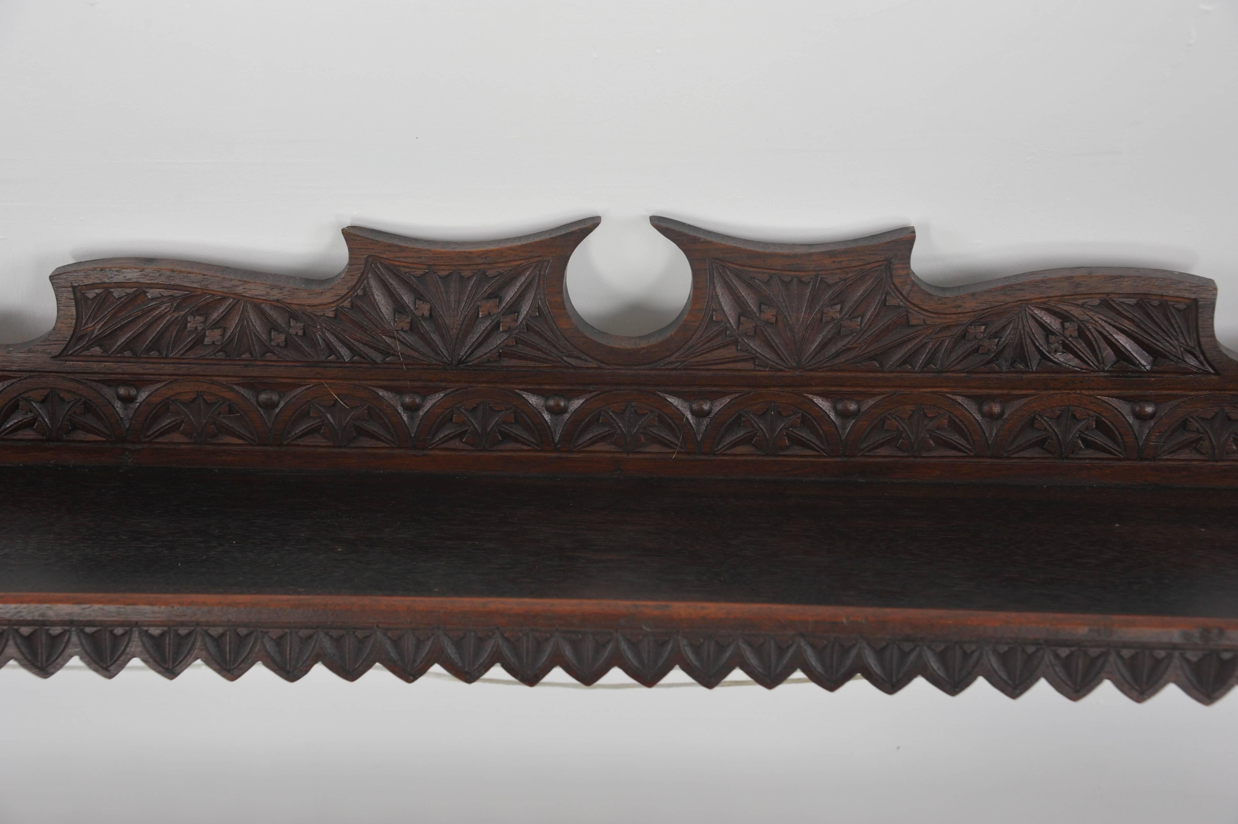Antique plate rack, solid walnut, Victorian, chip carved, hanging shelf, Scotland 1880, B988A

Scotland, 1889
Solid walnut construction
Original finish
Smothered in crisp chip carving
Full shelf above
Two shelves below are grooved for the plates to