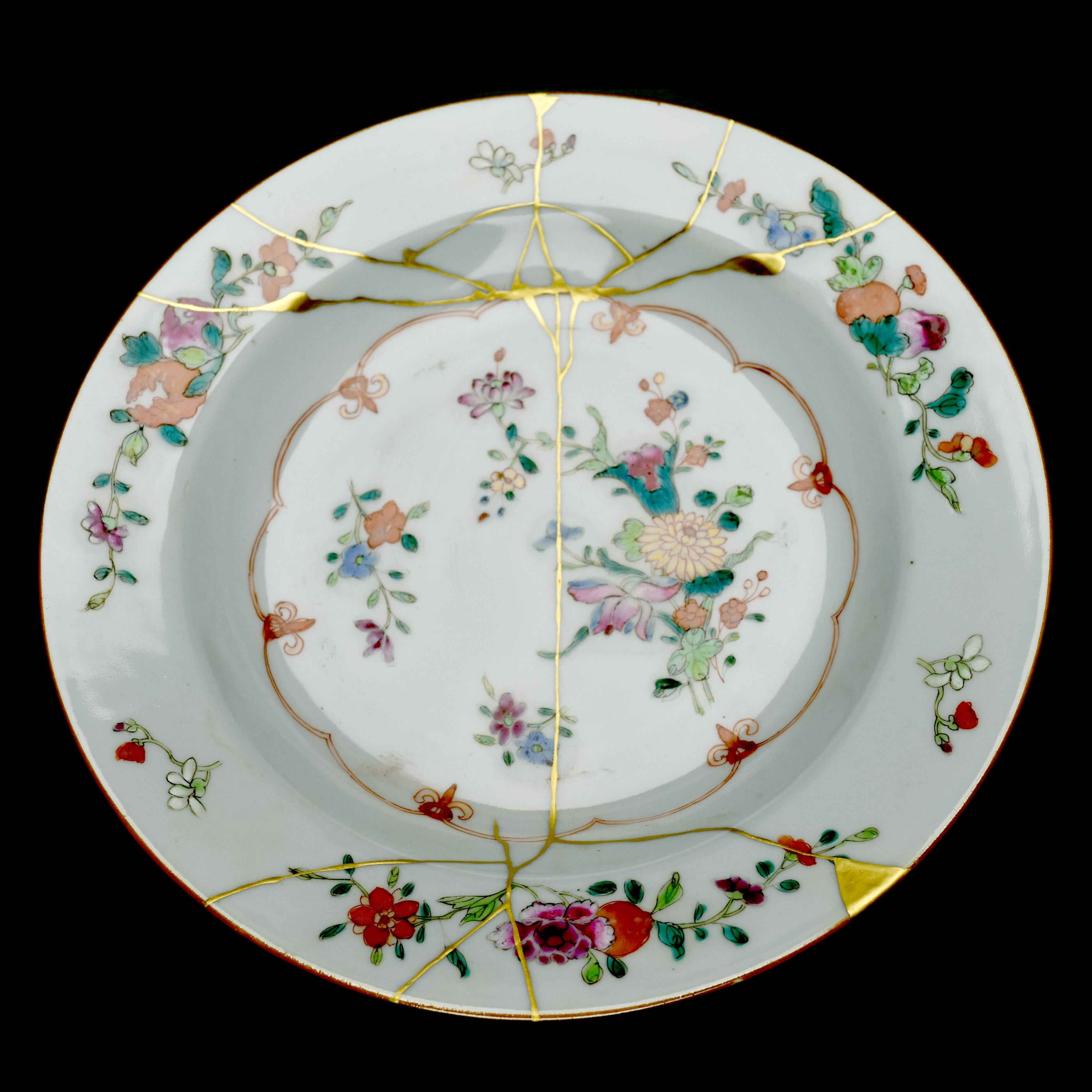 

Antique porcelain plate

Wucai style with crhysanthemum decor

Traditionnal kintsugi repair ( 24k gold and Urushi)

Unique piece
