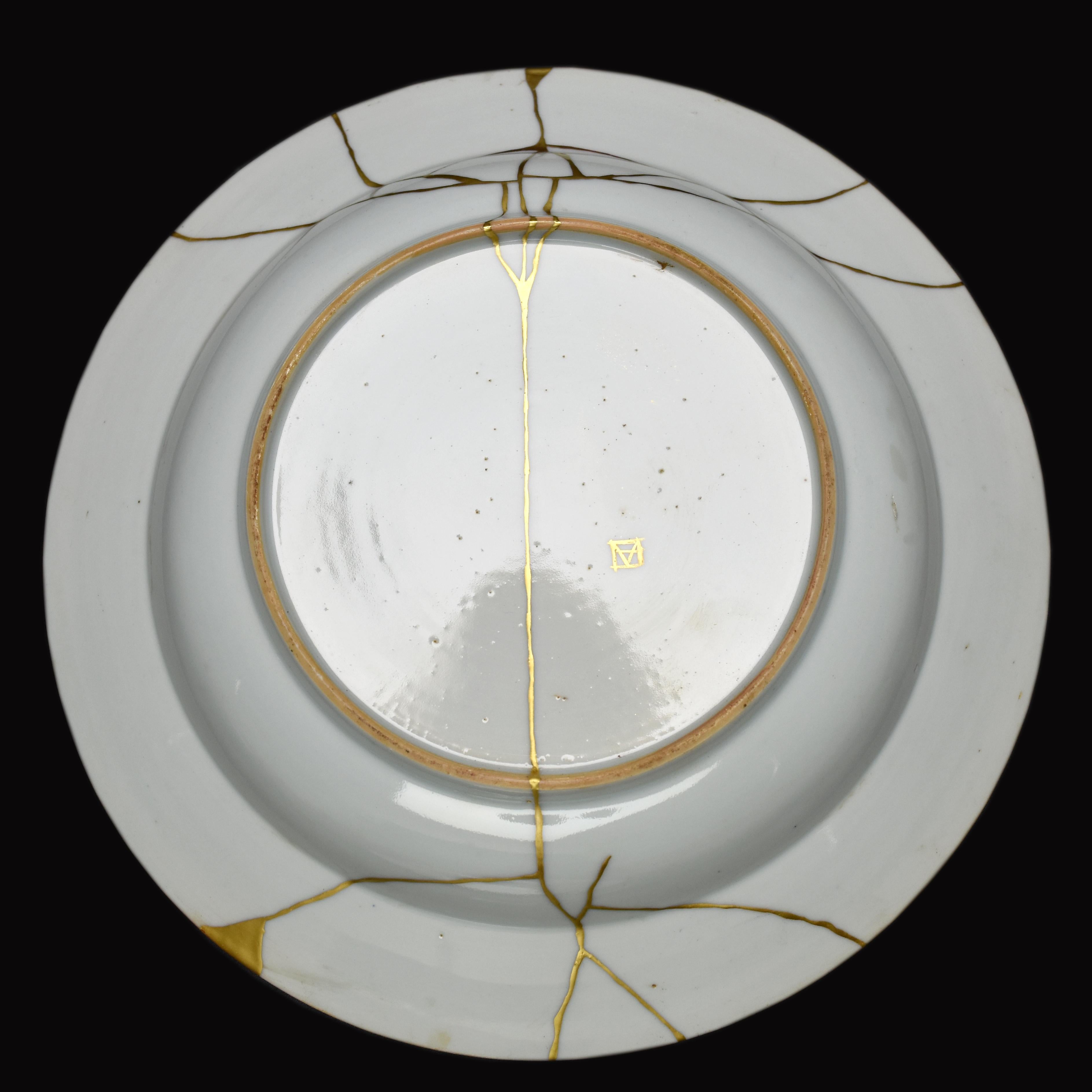 Antique plate Wucai with chrysanthemum and kintugi In Excellent Condition For Sale In MEAUX, FR