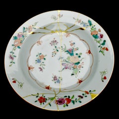 Assiette ancienne Wucai avec chrysanthème et kintugi