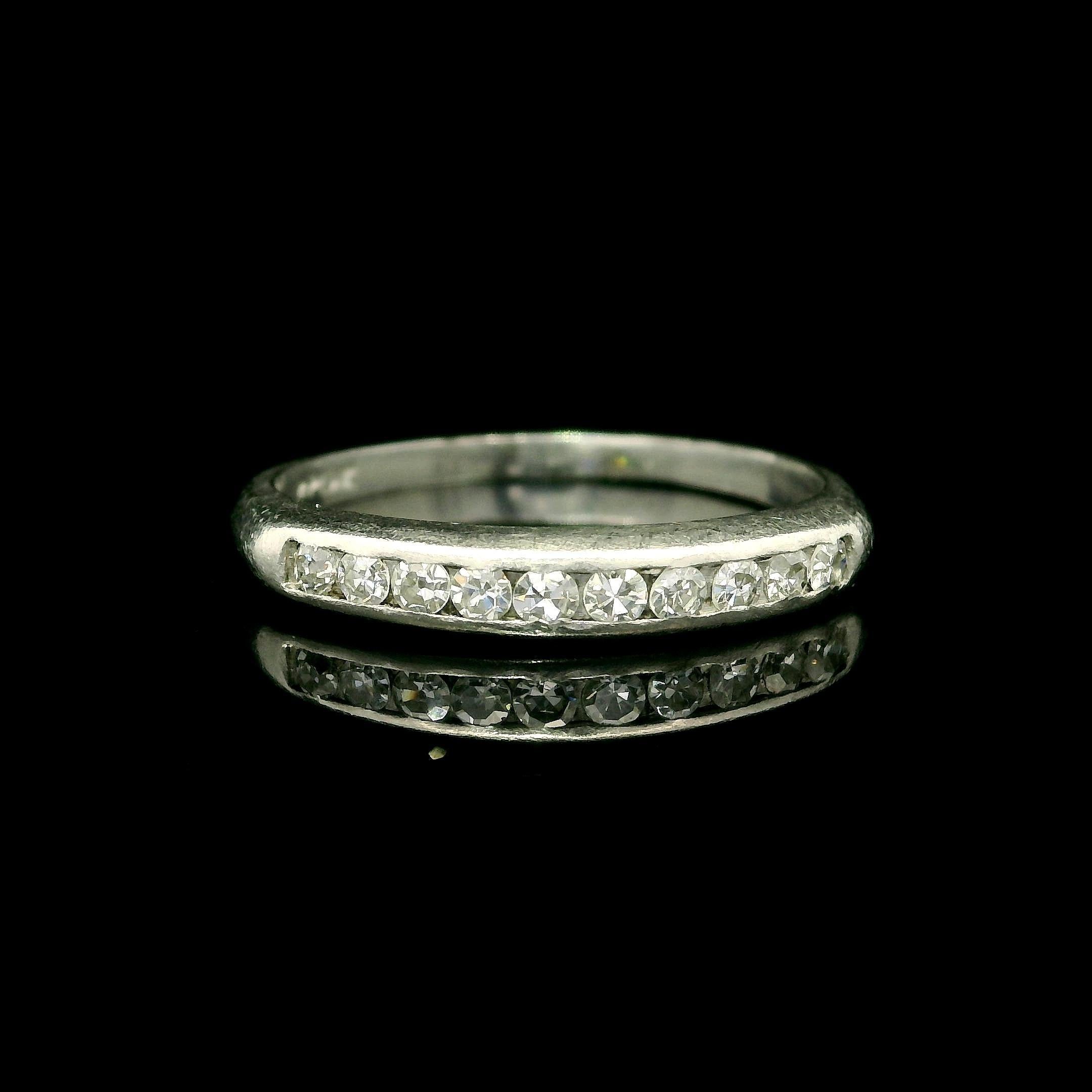 --Stein(e):--
(10) Natürliche echte Diamanten - Alter Einzelschliff - Kanalfassung - schöne weiße Brillantfarbe - 0,15ctw (ca.)

MATERIAL: Massiv .850+ Platin
Gewicht: 2,68 Gramm
Ringgröße: 6.0 (Passt auf einen Finger. Wir können die Größe dieses