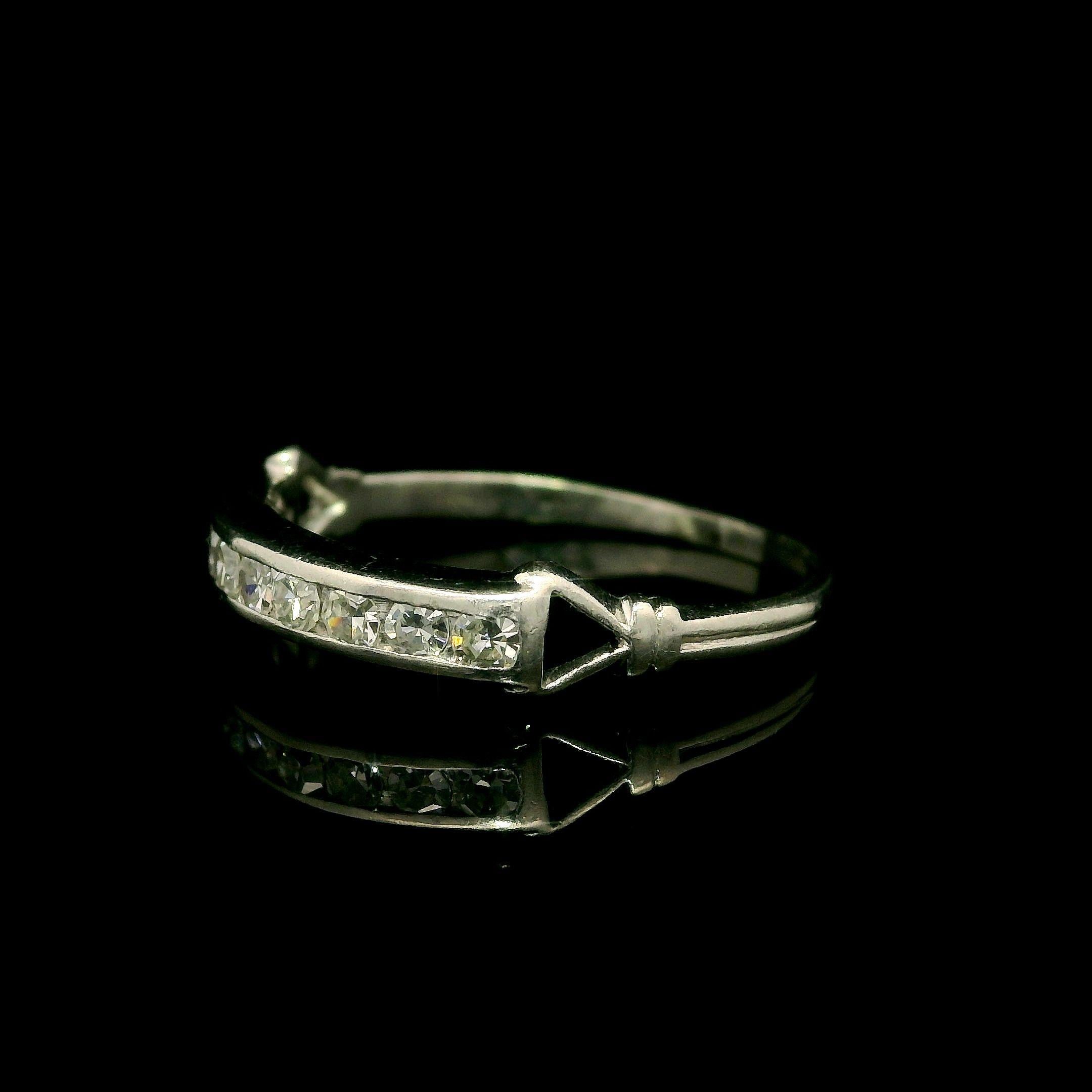 Antique Platinum 0.25ctw Fiery Old Single Cut Diamond Belt Buckle Band Ring In Good Condition For Sale In Montclair, NJ