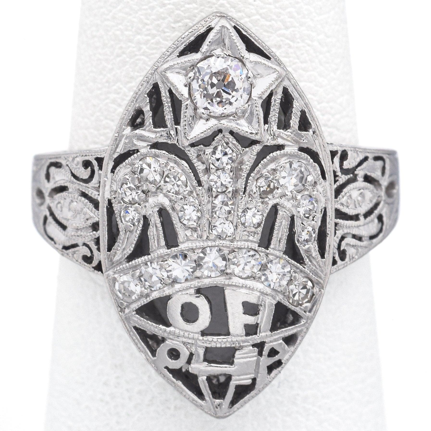 Poids : 7,1 grammes
Pierre : Environ 0,47 TCW (0,01-0,17 ct) Diamants
Face de l'anneau : 22,5 x 12,9 x 6,2 mm
Taille de l'anneau : 6.25
Poinçon : 10%IRID.PLATINUM

Référence : BR-1154-011624-01