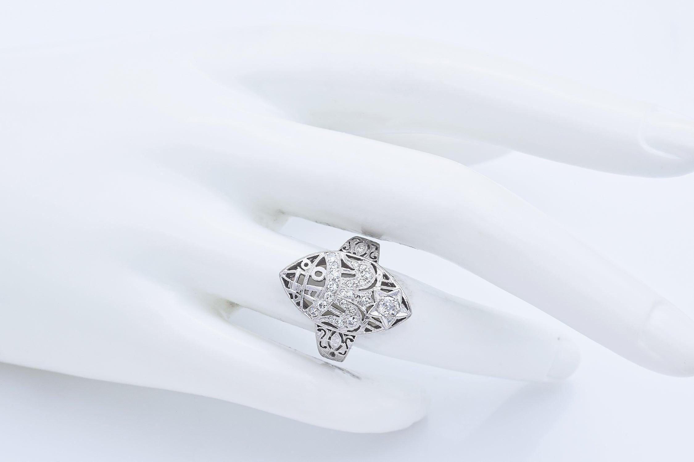 Bague cocktail navette ancienne en platine 0,47 TCW diamant taille 6,25 en vente 2