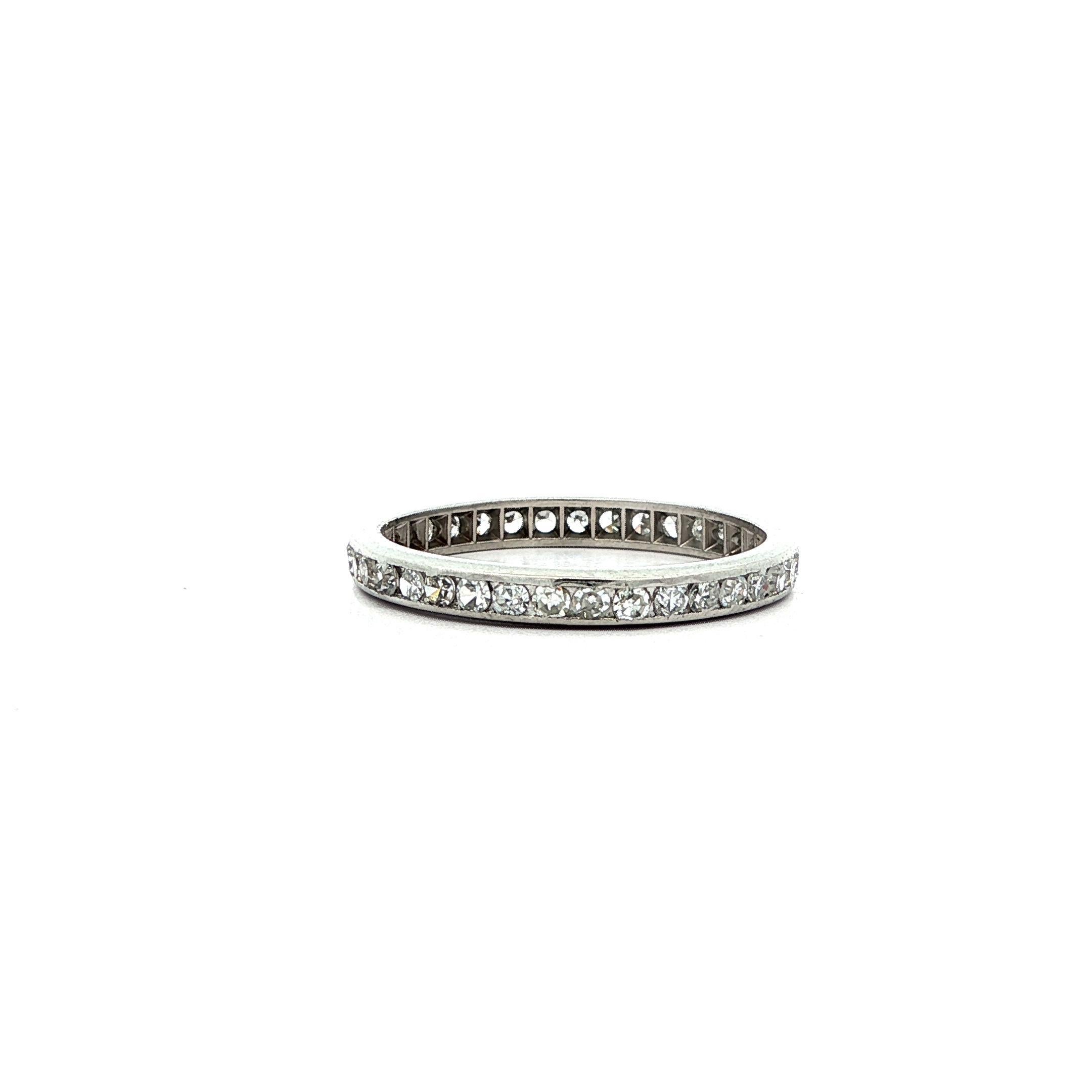 --Pietre: --
(37) Diamanti naturali autentici - Vecchio taglio singolo - Incastonatura a canale - Bei diamanti bianchi Brillianti - 0,55ctw (ca.)

Materiale: Platino massiccio 
Peso: 2,42 grammi
Misura dell'anello: 7.0 (adattato a un dito, l'anello