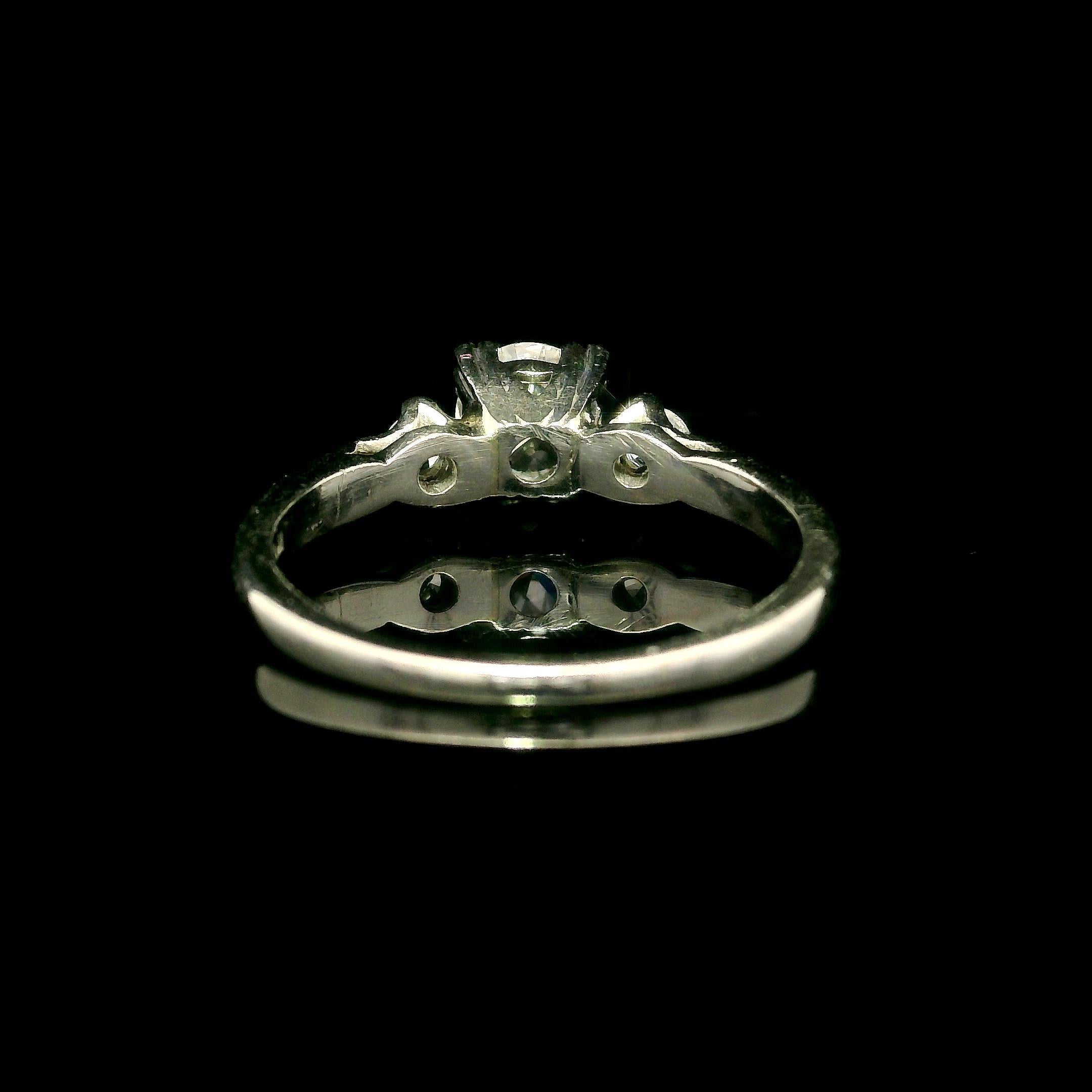 Pierre(s) : 
(1) Diamant naturel véritable - taille européenne ancienne - serti clos - pureté VS1 - couleur I - 5,22x5,35 mm - 0,56 ct (environ)
(2) Diamant naturel véritable - taille ronde brillante - serti - belle couleur blanche - 0,12ctw