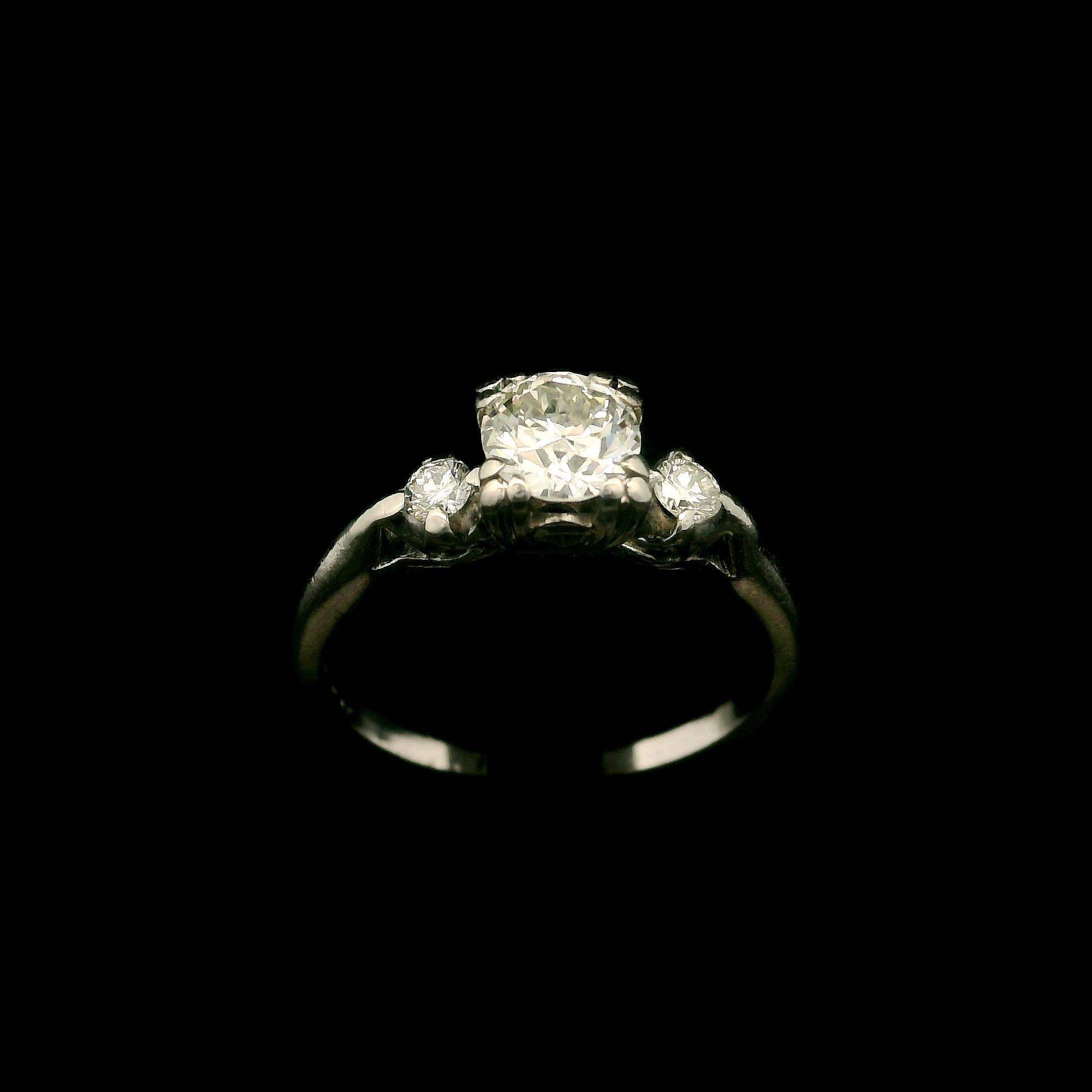 Taille vieille Europe Bague de fiançailles solitaire en platine ancien avec diamant taille européenne ancienne de 0,68 carat en vente
