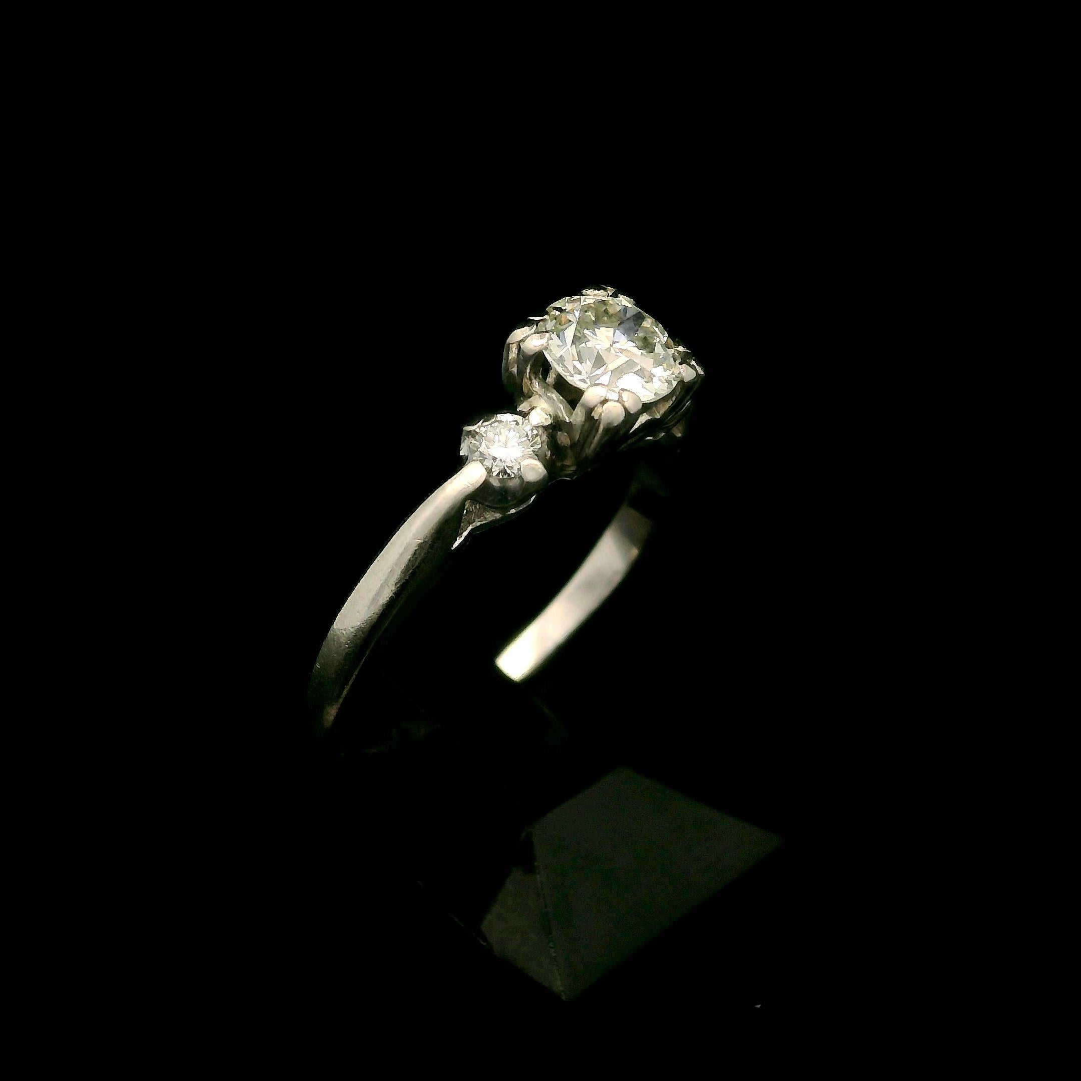 Bague de fiançailles solitaire en platine ancien avec diamant taille européenne ancienne de 0,68 carat Pour femmes en vente