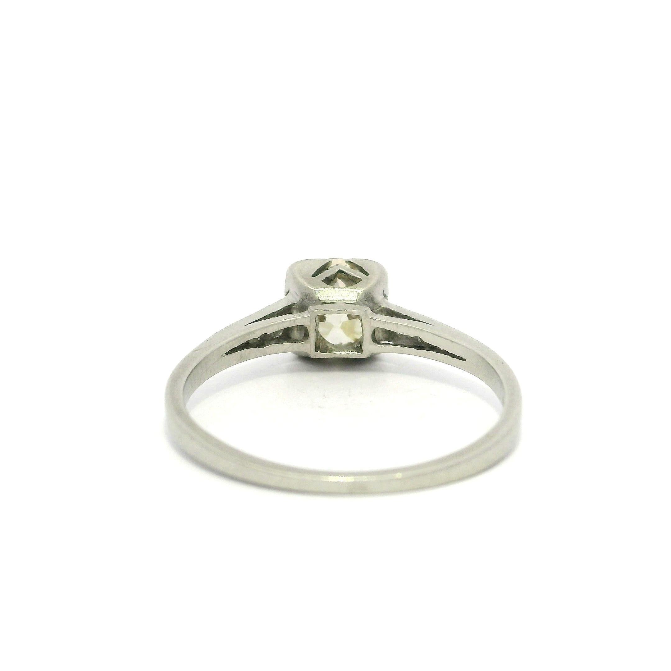 Petite bague solitaire ancienne en platine avec épaules gravées et diamants 0,72 carat en vente 5