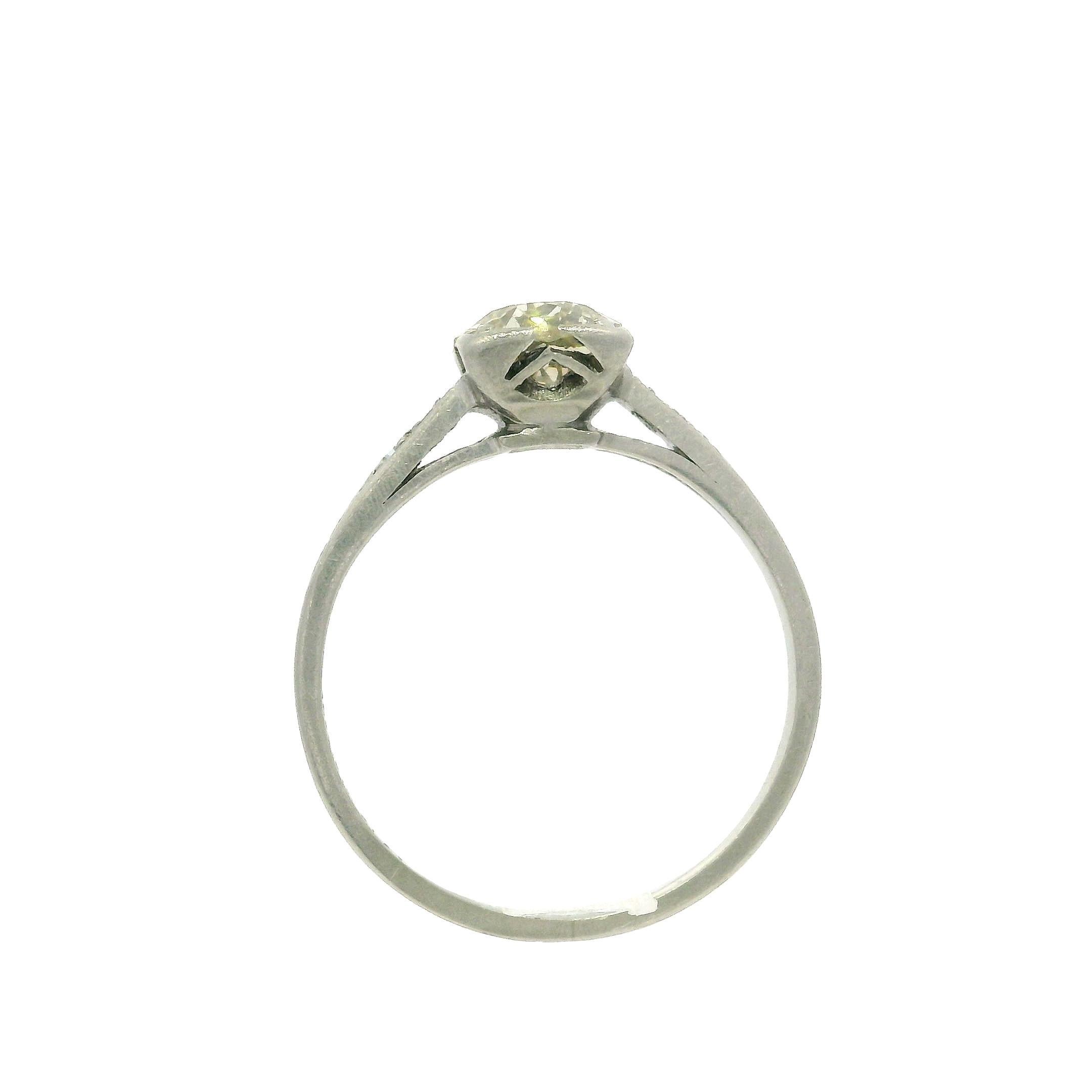 Petite bague solitaire ancienne en platine avec épaules gravées et diamants 0,72 carat en vente 6
