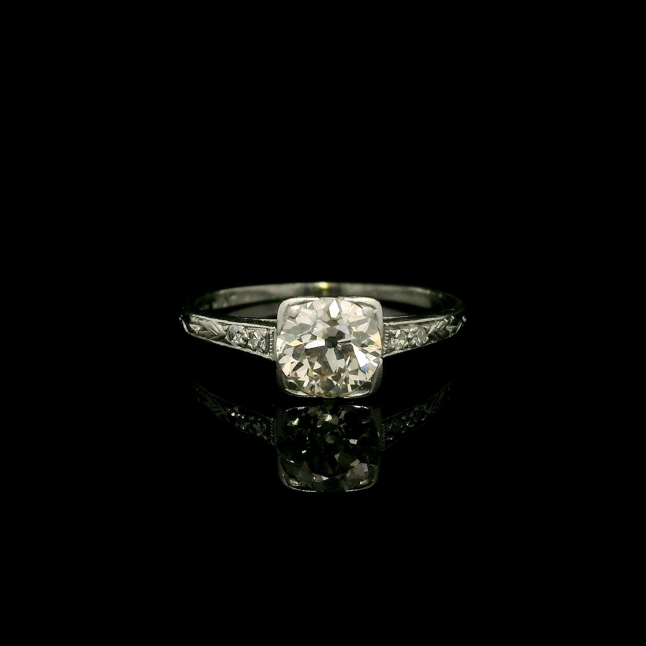 --Pierre(s) :...
(1) Diamant naturel véritable - taille européenne ancienne - serti clos - couleur jaune pâle - pureté I1 - 5,5 x 5,6 mm (approx.) - 0,70 ct (approx.)
(4) Diamant naturel véritable - taille unique - serti en pavé - couleur blanche -