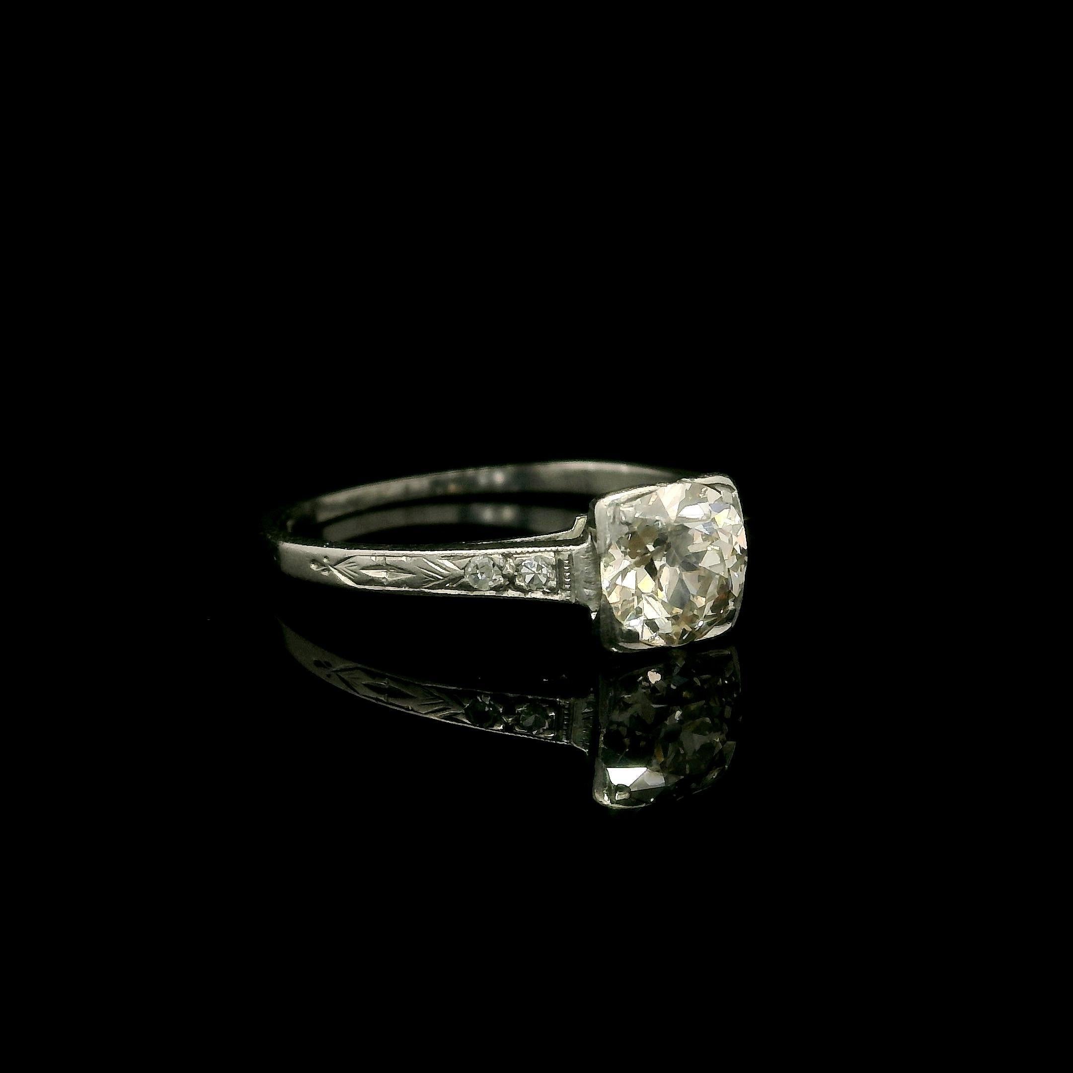 Taille vieille Europe Petite bague solitaire ancienne en platine avec épaules gravées et diamants 0,72 carat en vente