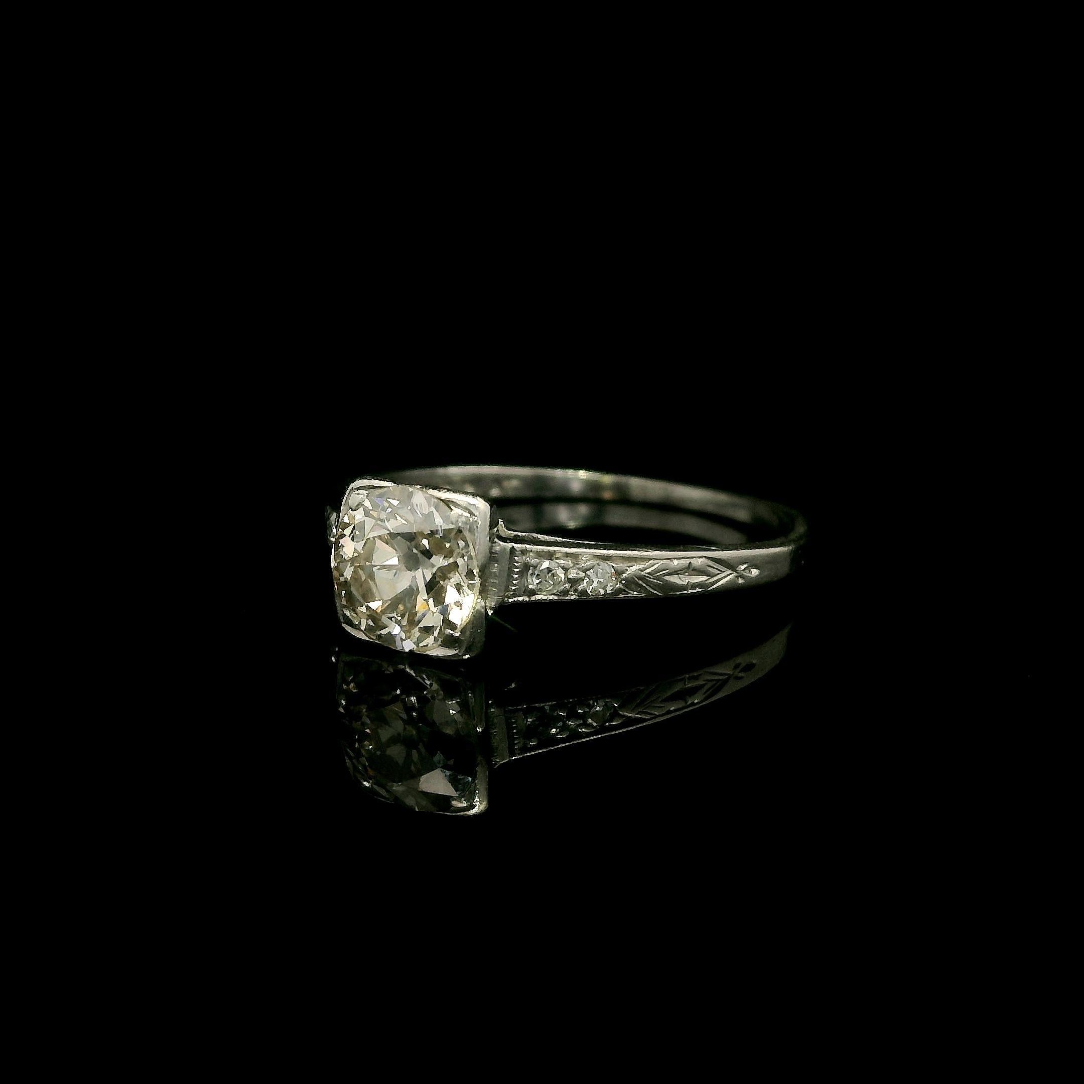 Petite bague solitaire ancienne en platine avec épaules gravées et diamants 0,72 carat Excellent état - En vente à Montclair, NJ