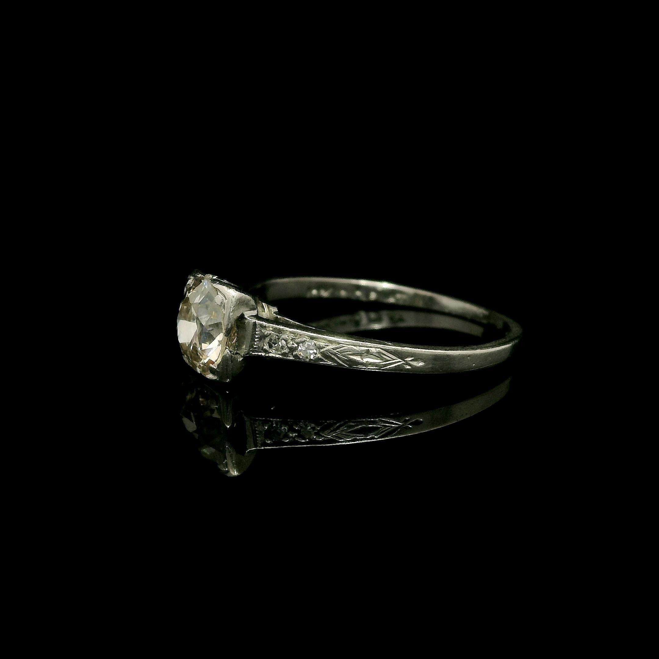 Petite bague solitaire ancienne en platine avec épaules gravées et diamants 0,72 carat Pour femmes en vente