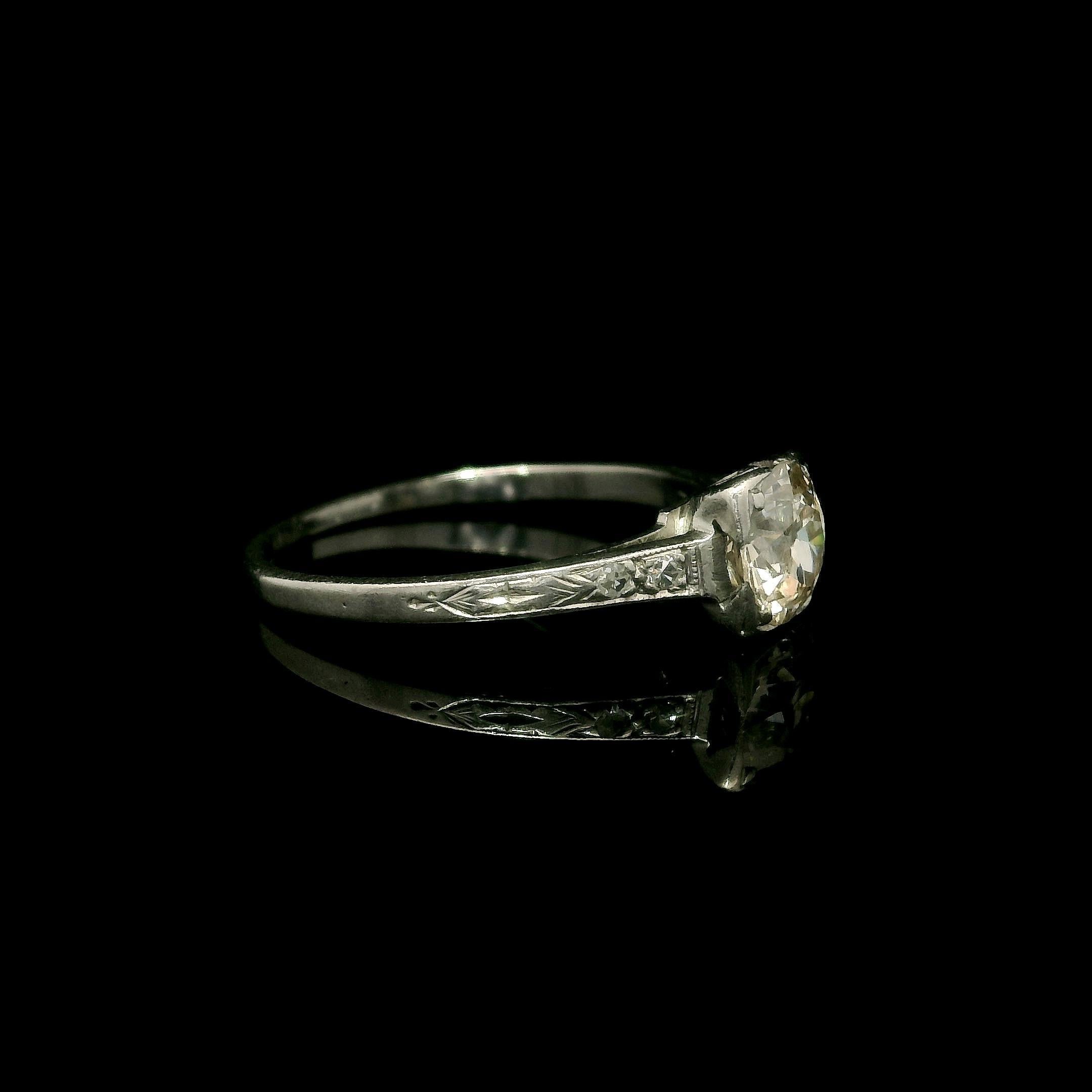 Petite bague solitaire ancienne en platine avec épaules gravées et diamants 0,72 carat en vente 1